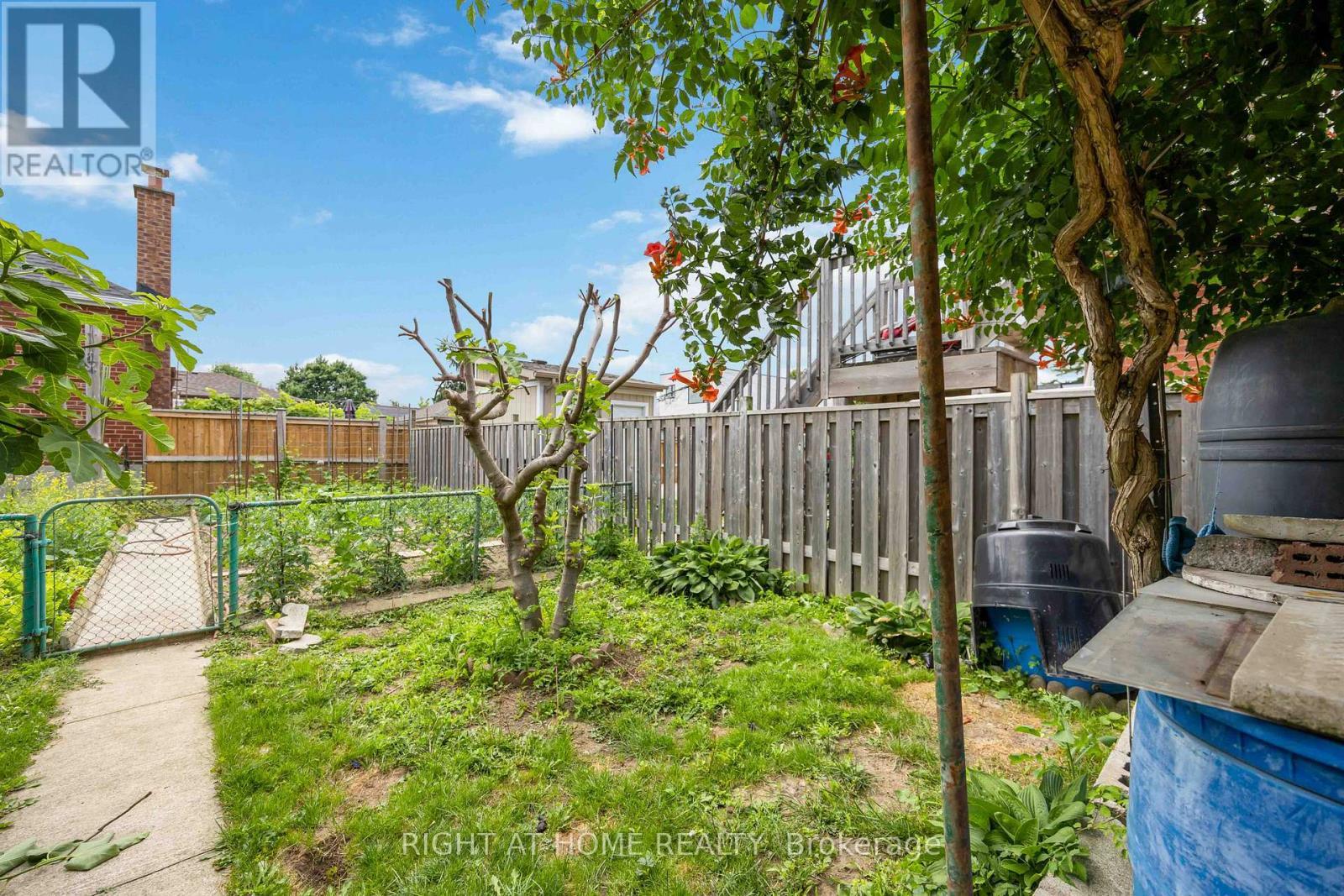 












201 BOWIE AVENUE

,
Toronto (Briar Hill-Belgravia),




Ontario
M6E2R6

