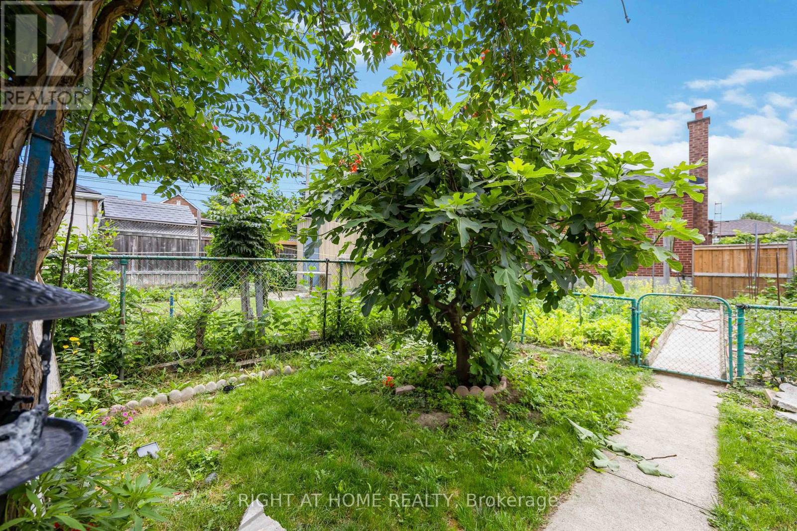 












201 BOWIE AVENUE

,
Toronto (Briar Hill-Belgravia),




Ontario
M6E2R6

