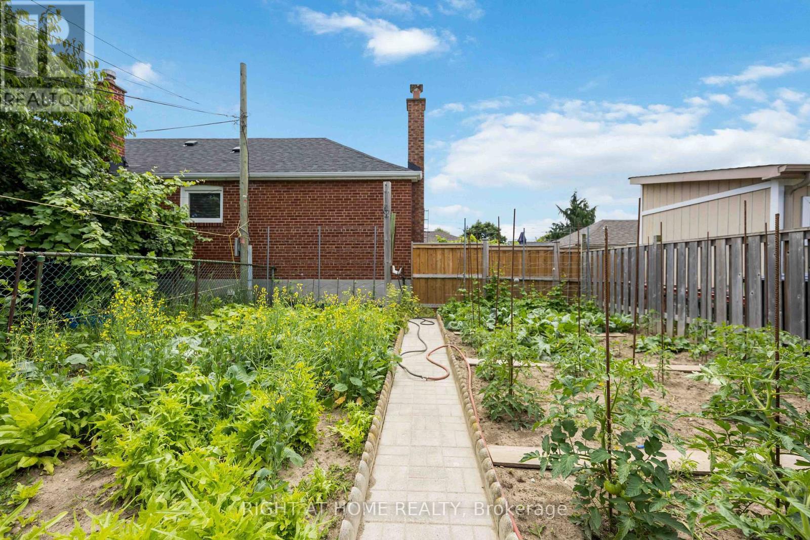 












201 BOWIE AVENUE

,
Toronto (Briar Hill-Belgravia),




Ontario
M6E2R6

