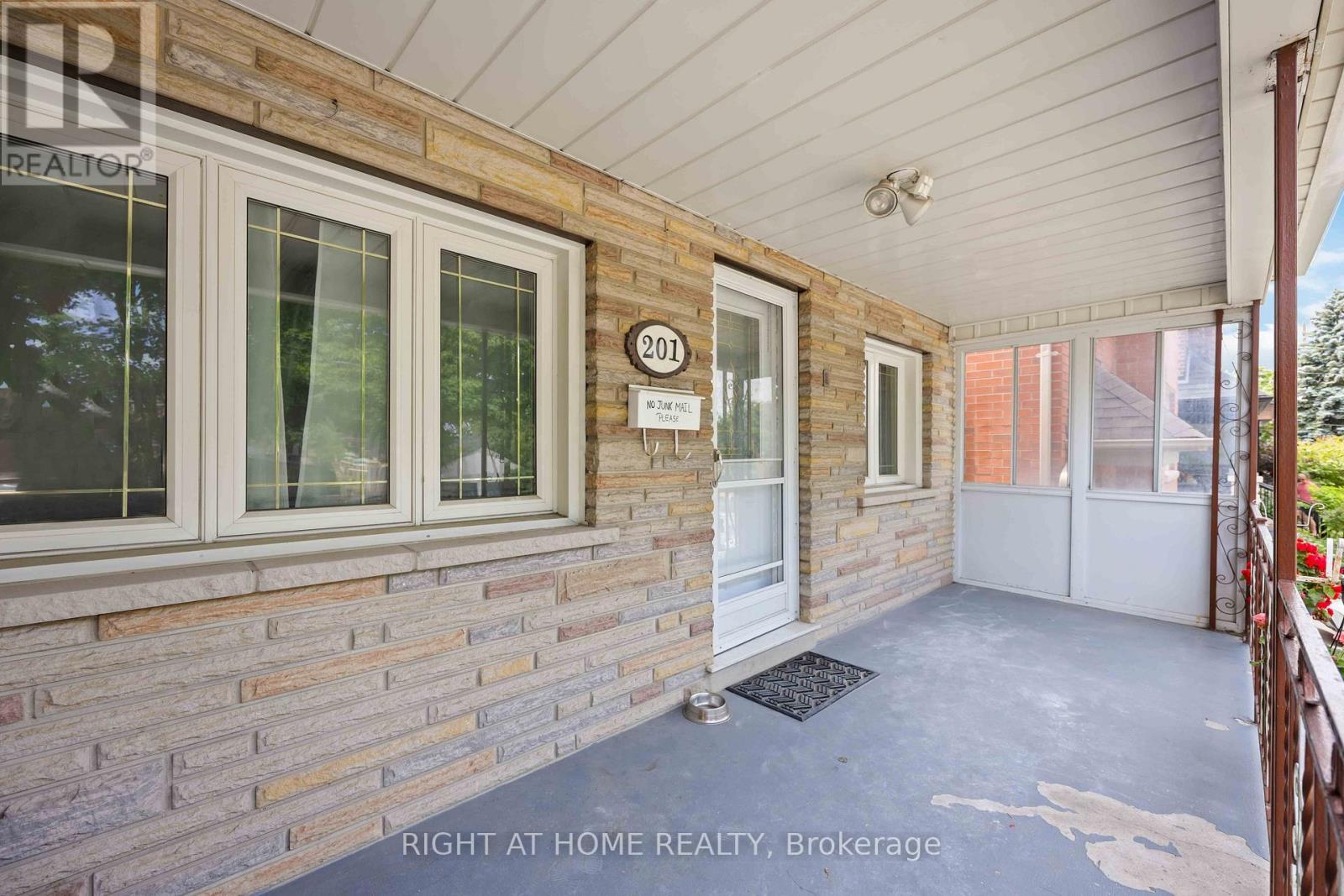 












201 BOWIE AVENUE

,
Toronto (Briar Hill-Belgravia),




Ontario
M6E2R6

