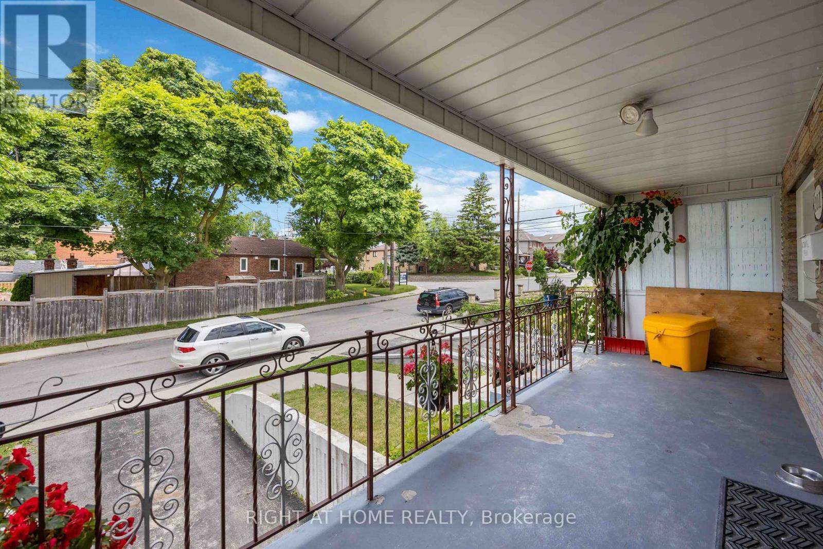 












201 BOWIE AVENUE

,
Toronto (Briar Hill-Belgravia),




Ontario
M6E2R6

