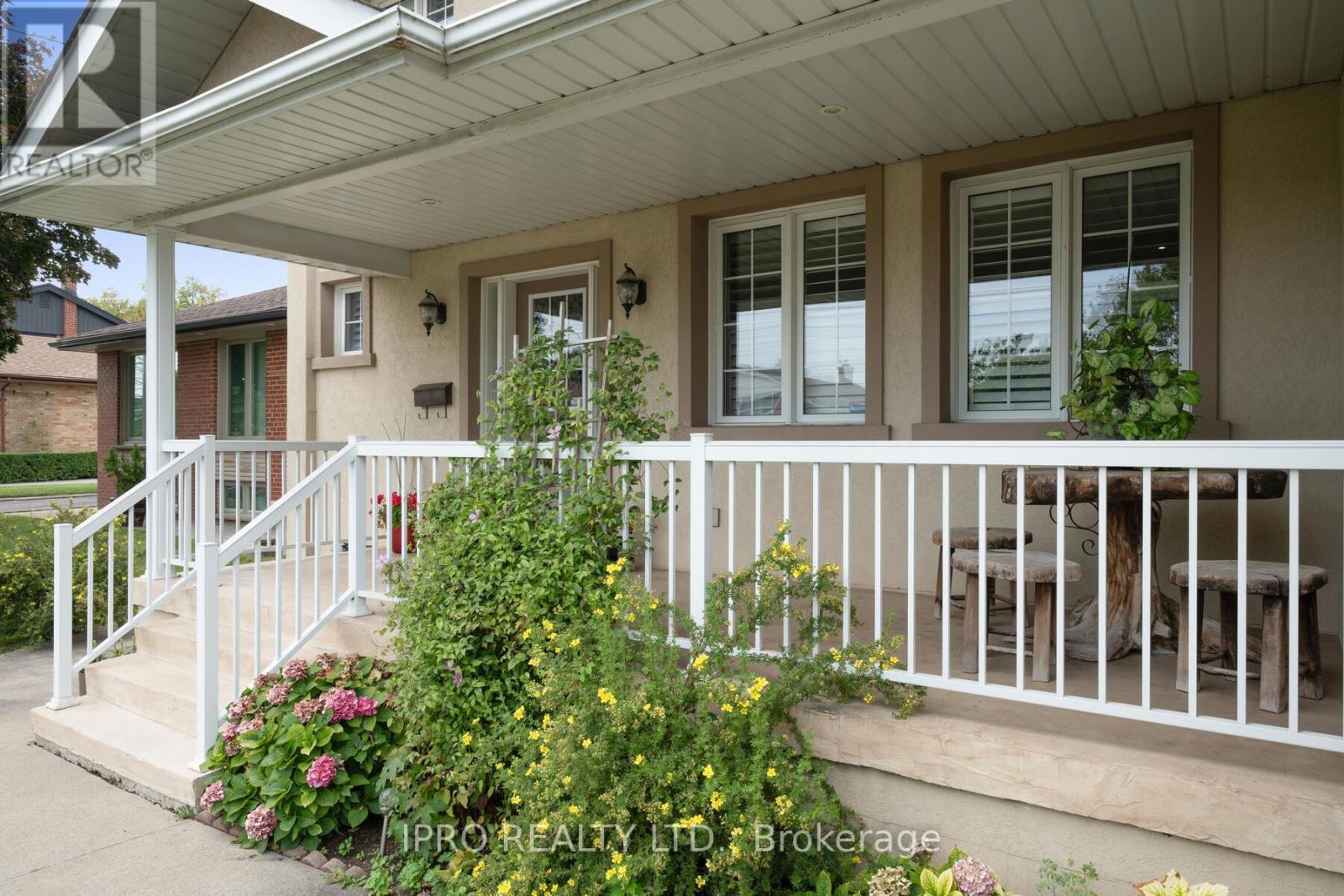 












76 STAVELY CRESCENT

,
Toronto (Rexdale-Kipling),




Ontario
M9W2C8

