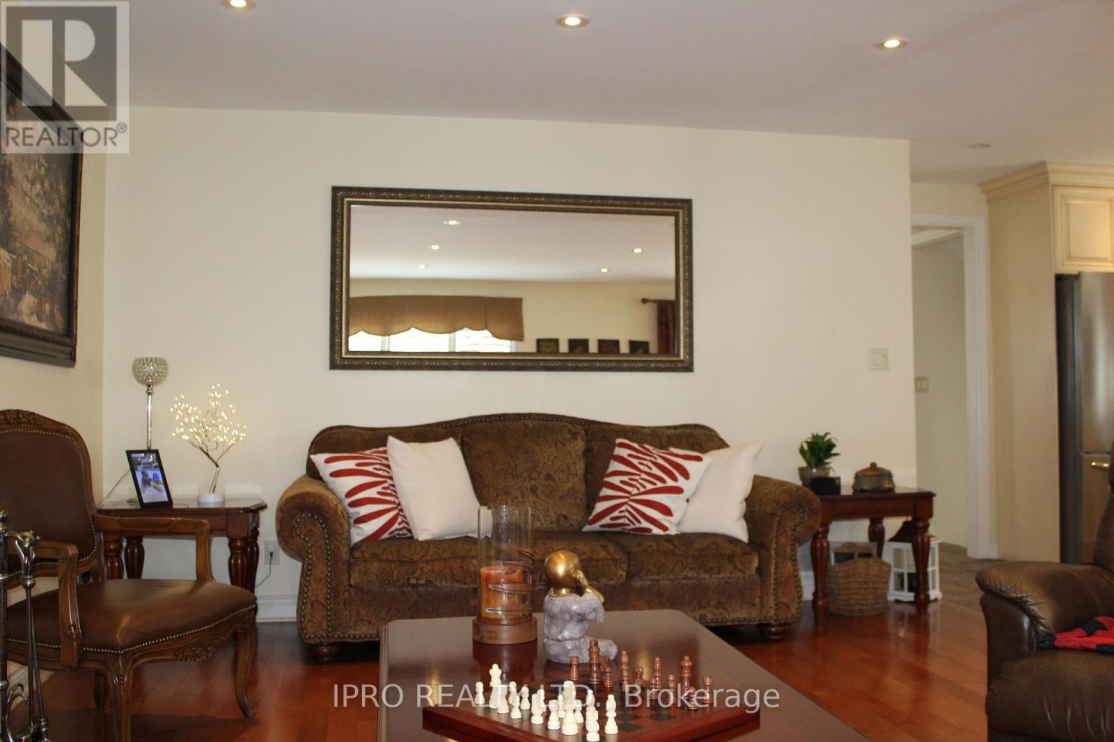 












76 STAVELY CRESCENT

,
Toronto (Rexdale-Kipling),




Ontario
M9W2C8

