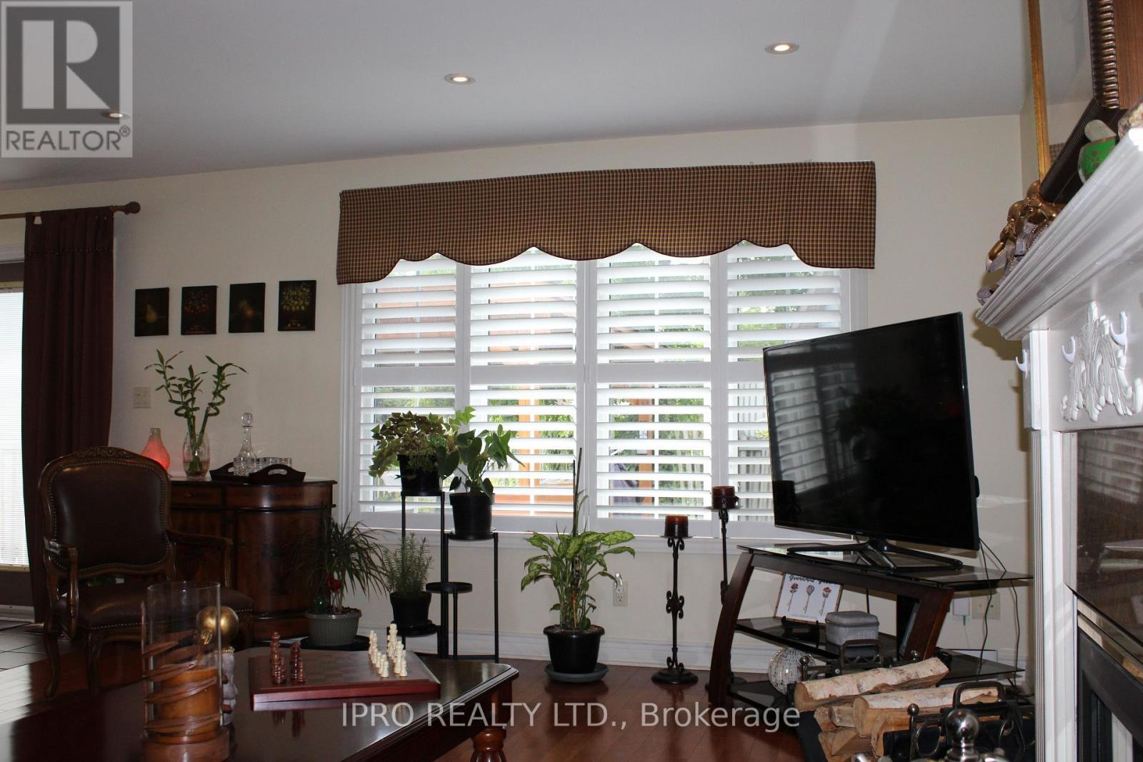 












76 STAVELY CRESCENT

,
Toronto (Rexdale-Kipling),




Ontario
M9W2C8

