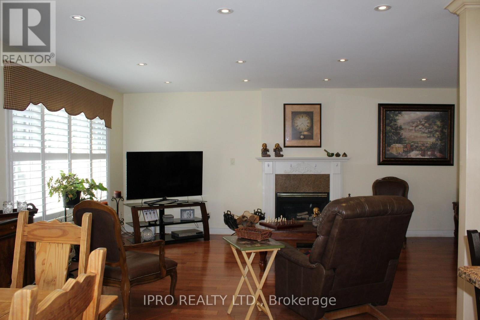












76 STAVELY CRESCENT

,
Toronto (Rexdale-Kipling),




Ontario
M9W2C8

