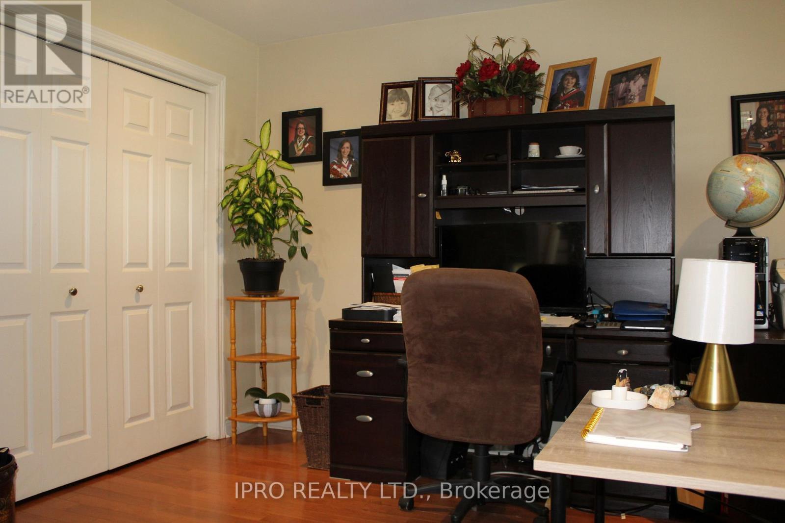 












76 STAVELY CRESCENT

,
Toronto (Rexdale-Kipling),




Ontario
M9W2C8


