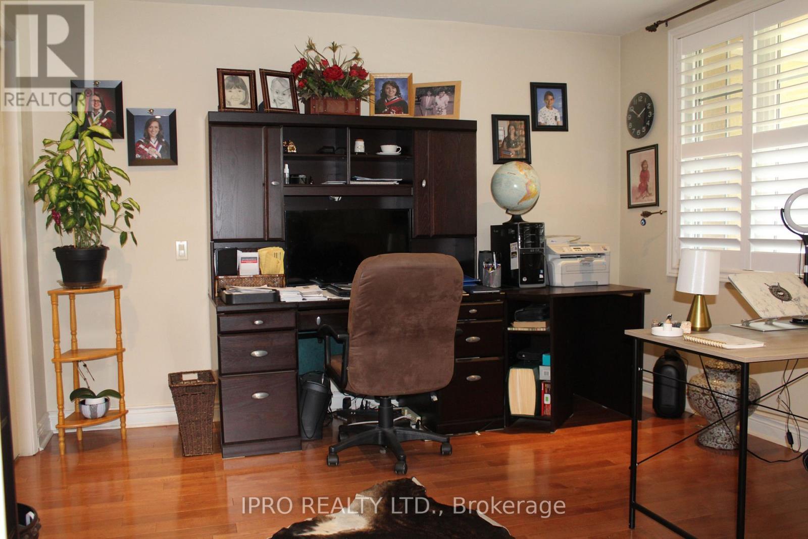 












76 STAVELY CRESCENT

,
Toronto (Rexdale-Kipling),




Ontario
M9W2C8

