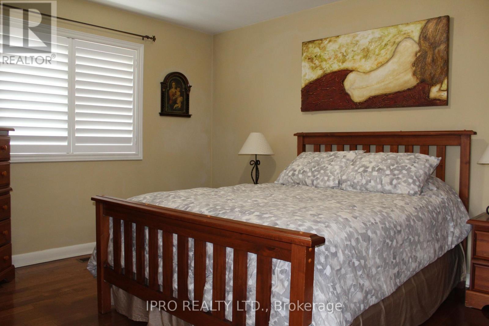 












76 STAVELY CRESCENT

,
Toronto (Rexdale-Kipling),




Ontario
M9W2C8

