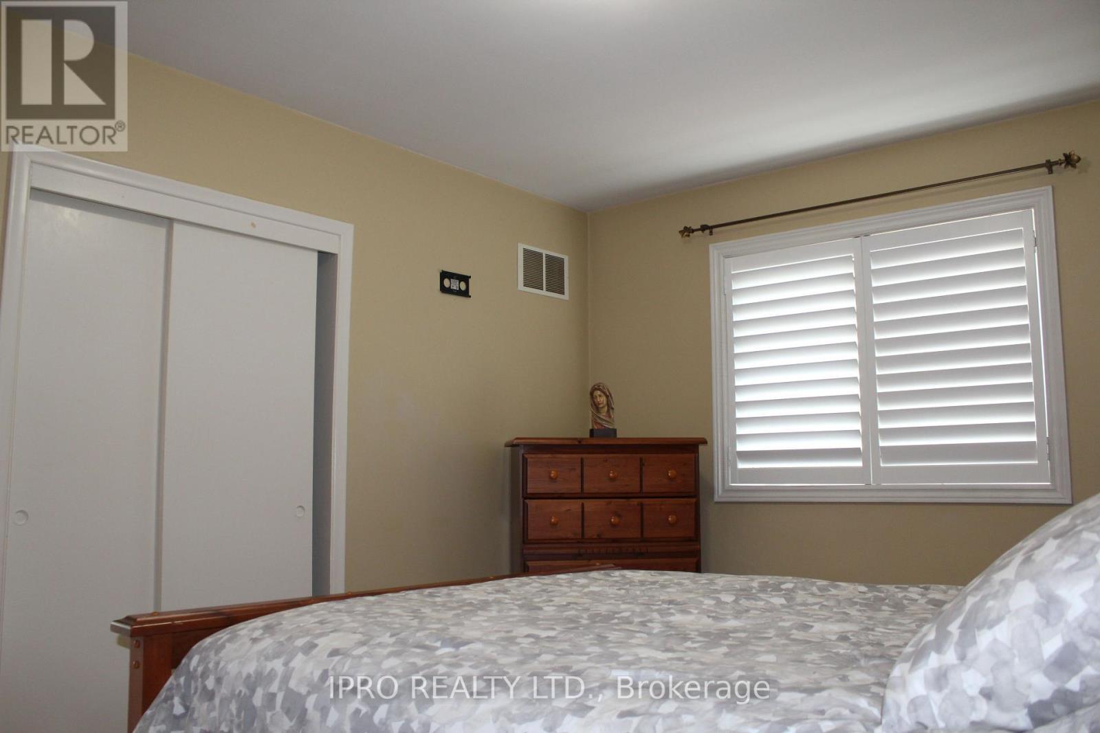 












76 STAVELY CRESCENT

,
Toronto (Rexdale-Kipling),




Ontario
M9W2C8

