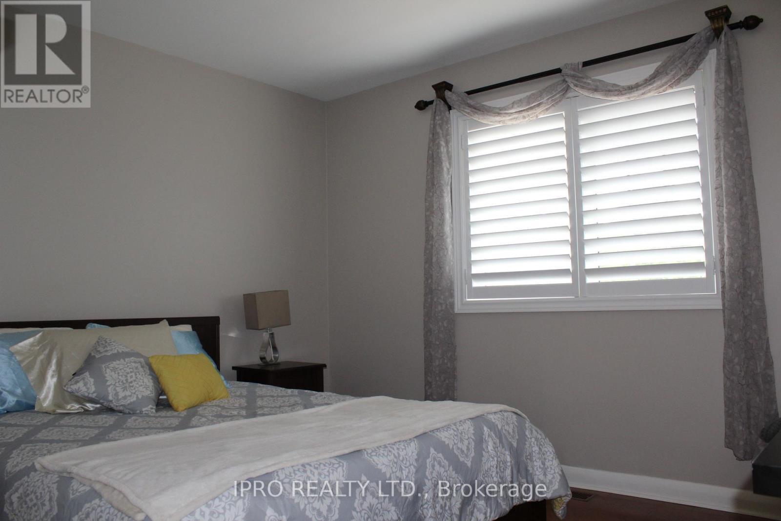 












76 STAVELY CRESCENT

,
Toronto (Rexdale-Kipling),




Ontario
M9W2C8

