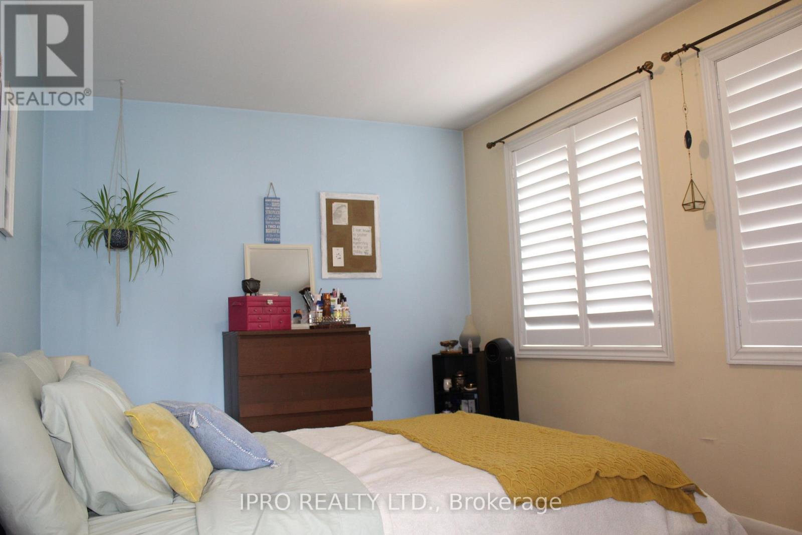 












76 STAVELY CRESCENT

,
Toronto (Rexdale-Kipling),




Ontario
M9W2C8

