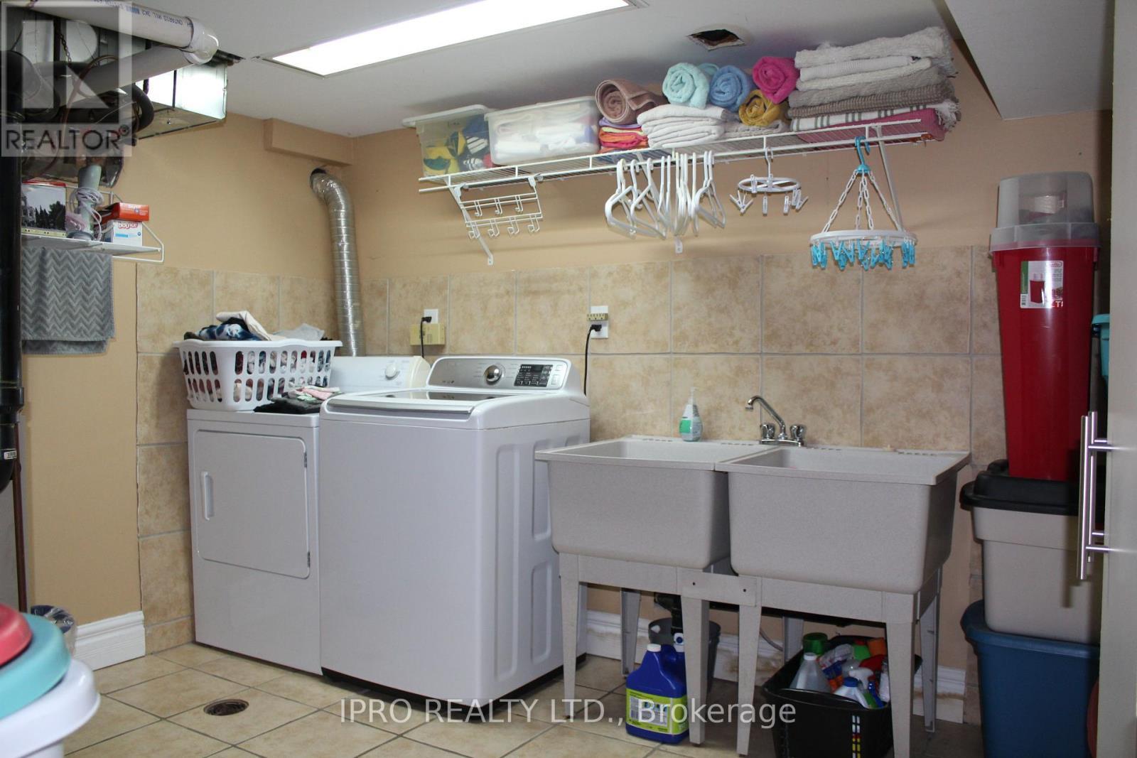 












76 STAVELY CRESCENT

,
Toronto (Rexdale-Kipling),




Ontario
M9W2C8

