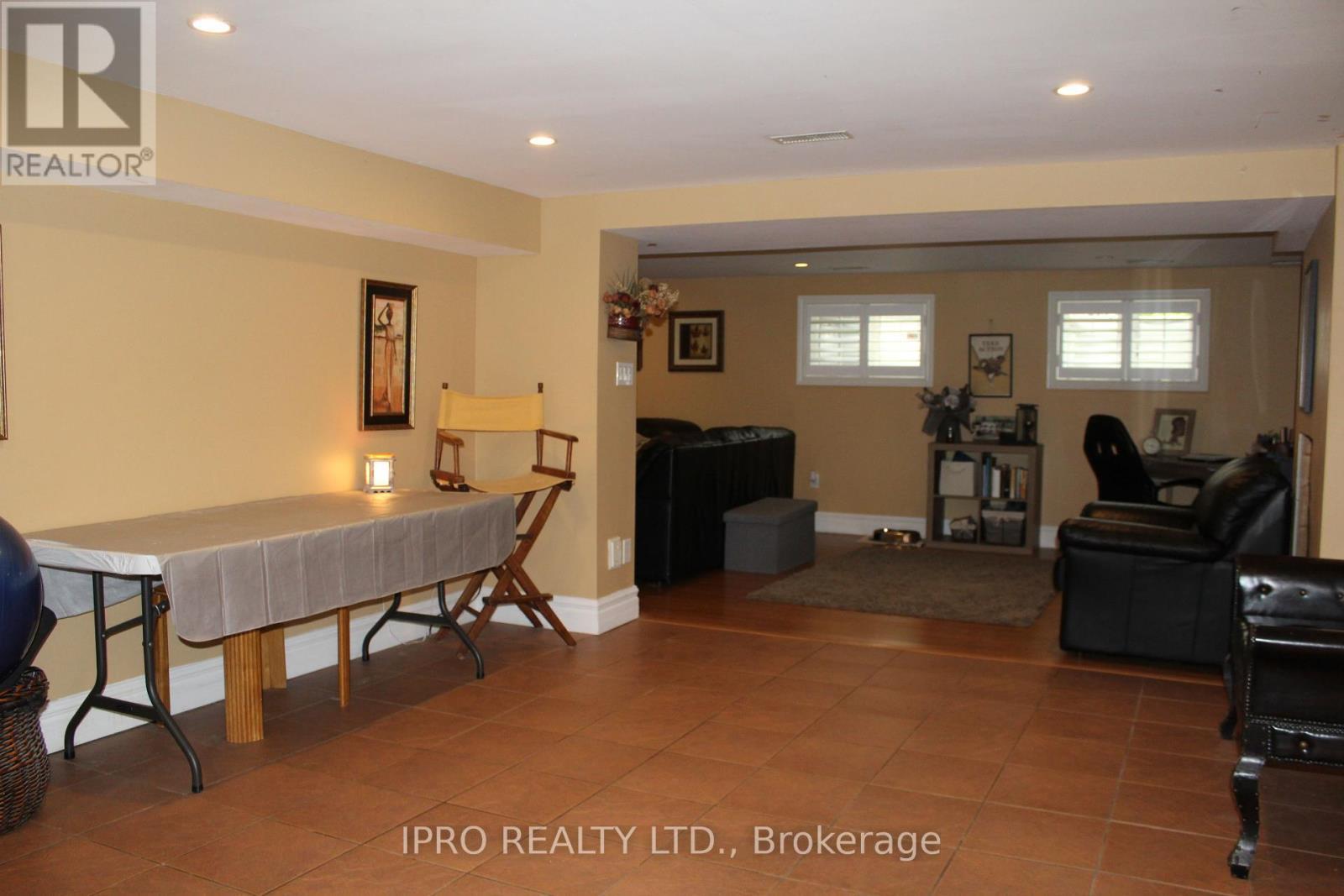 












76 STAVELY CRESCENT

,
Toronto (Rexdale-Kipling),




Ontario
M9W2C8

