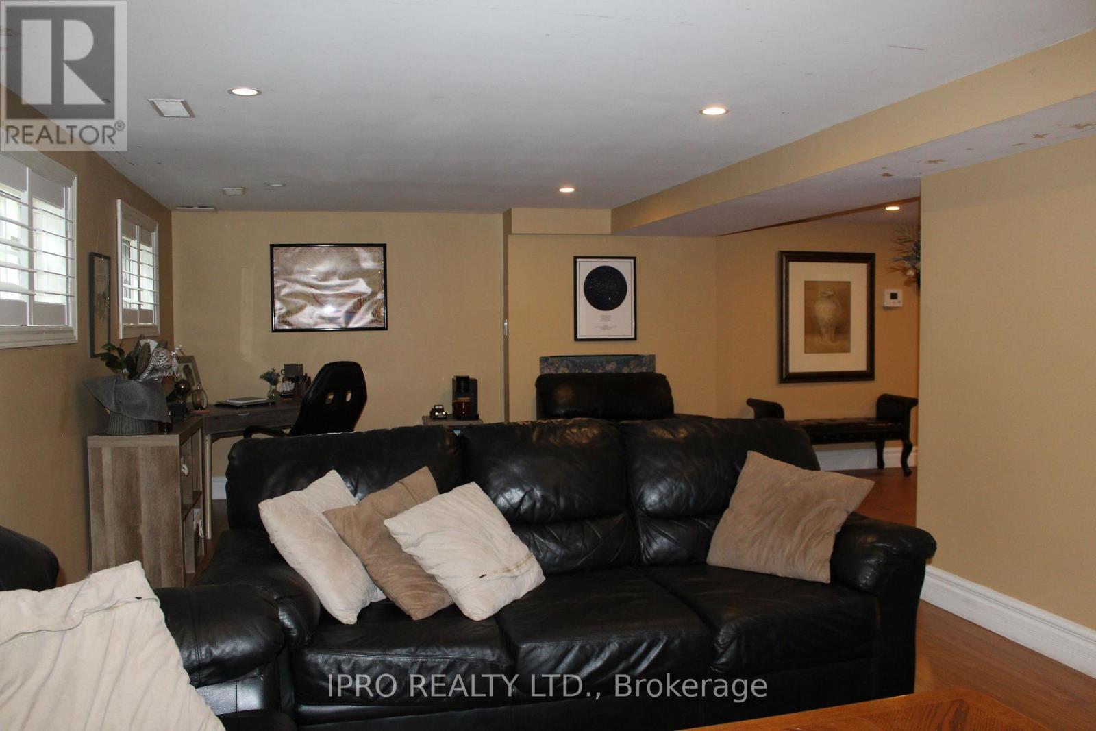 












76 STAVELY CRESCENT

,
Toronto (Rexdale-Kipling),




Ontario
M9W2C8

