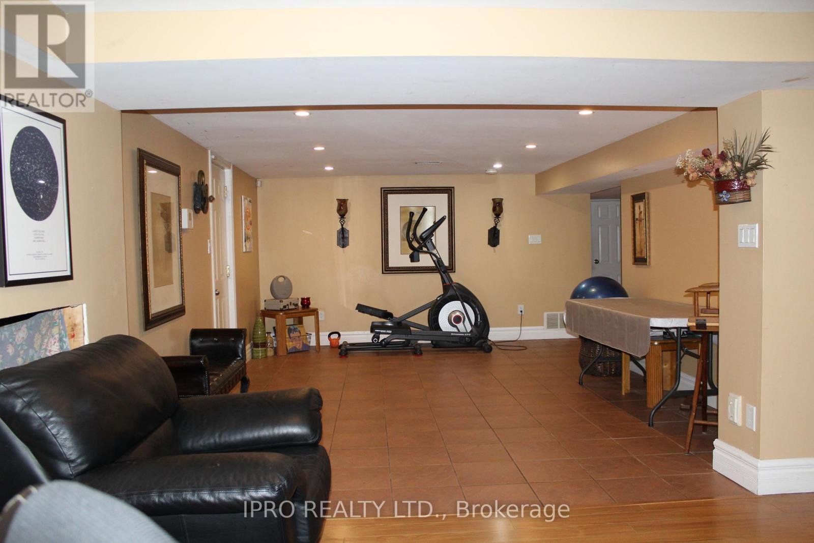 












76 STAVELY CRESCENT

,
Toronto (Rexdale-Kipling),




Ontario
M9W2C8


