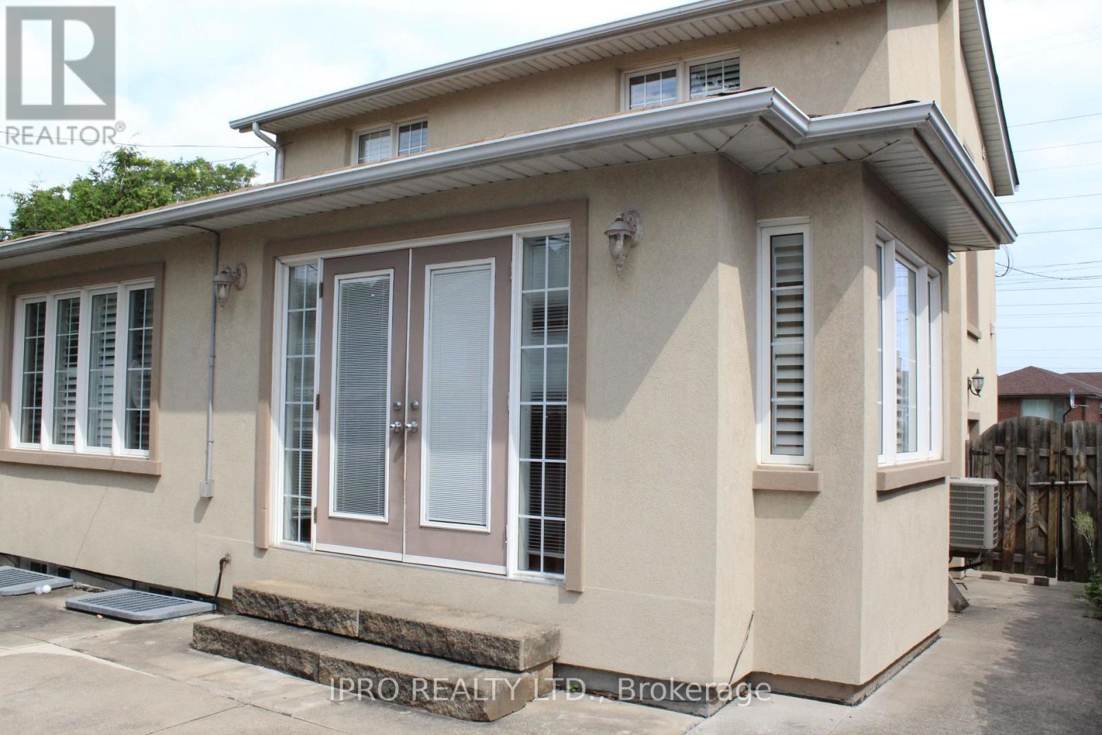 












76 STAVELY CRESCENT

,
Toronto (Rexdale-Kipling),




Ontario
M9W2C8


