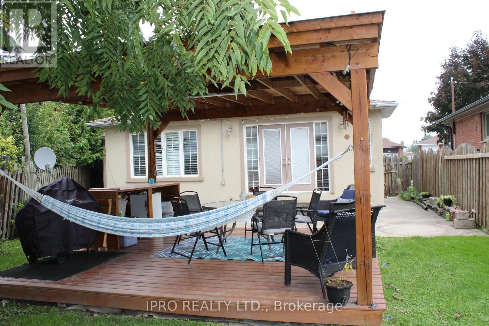 












76 STAVELY CRESCENT

,
Toronto (Rexdale-Kipling),




Ontario
M9W2C8

