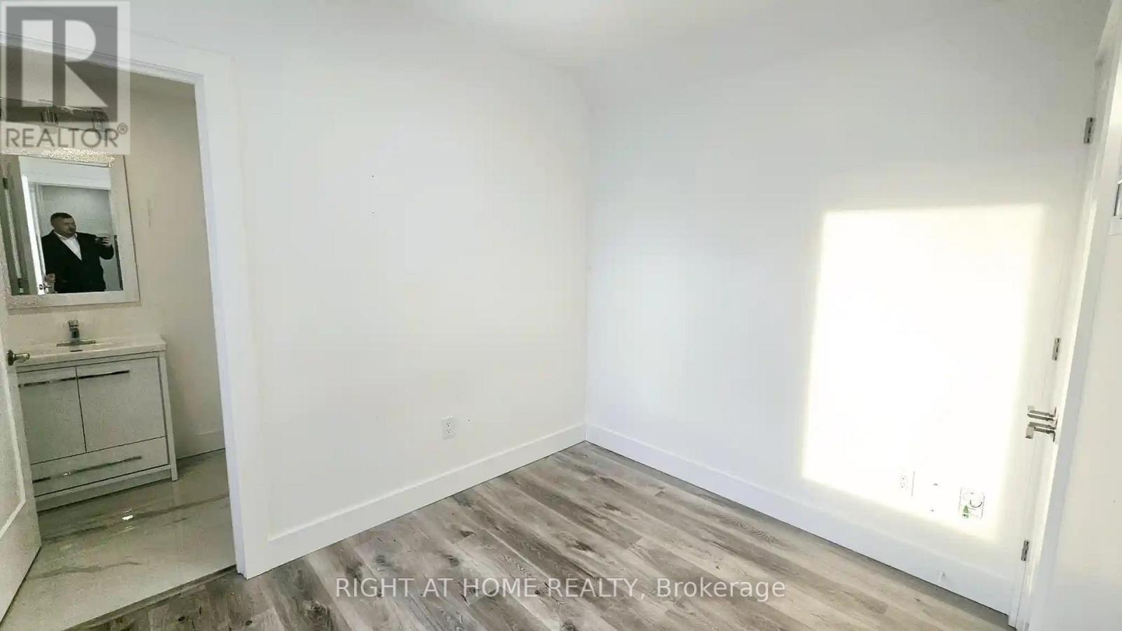 












19 HATFIELD CRESCENT

,
Toronto (Elms-Old Rexdale),




Ontario
M9W3R7

