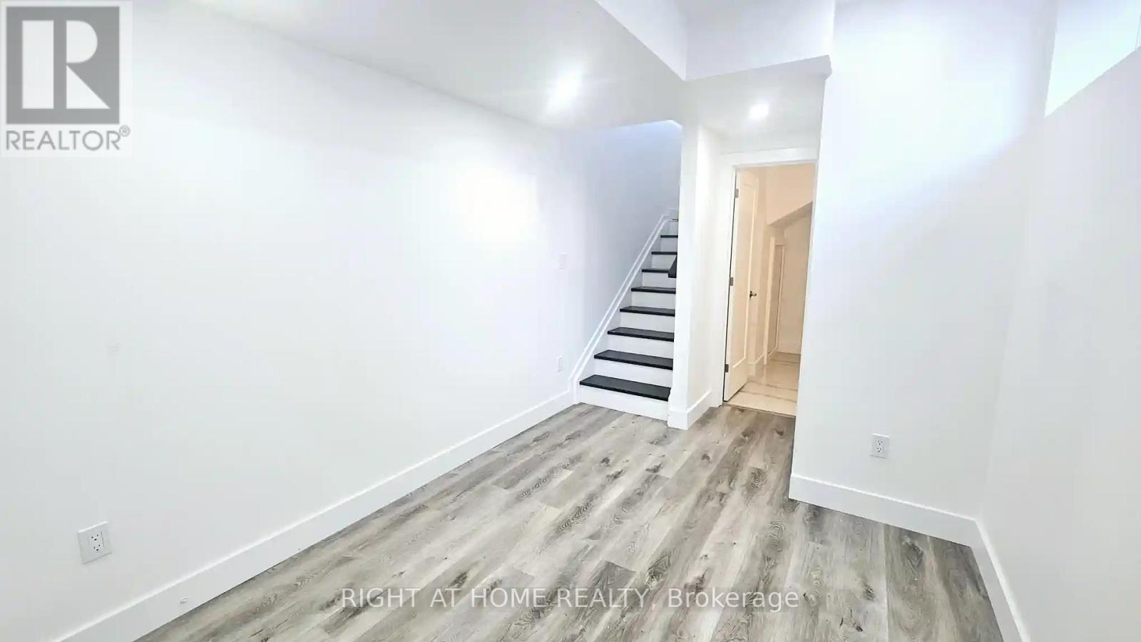 












19 HATFIELD CRESCENT

,
Toronto (Elms-Old Rexdale),




Ontario
M9W3R7

