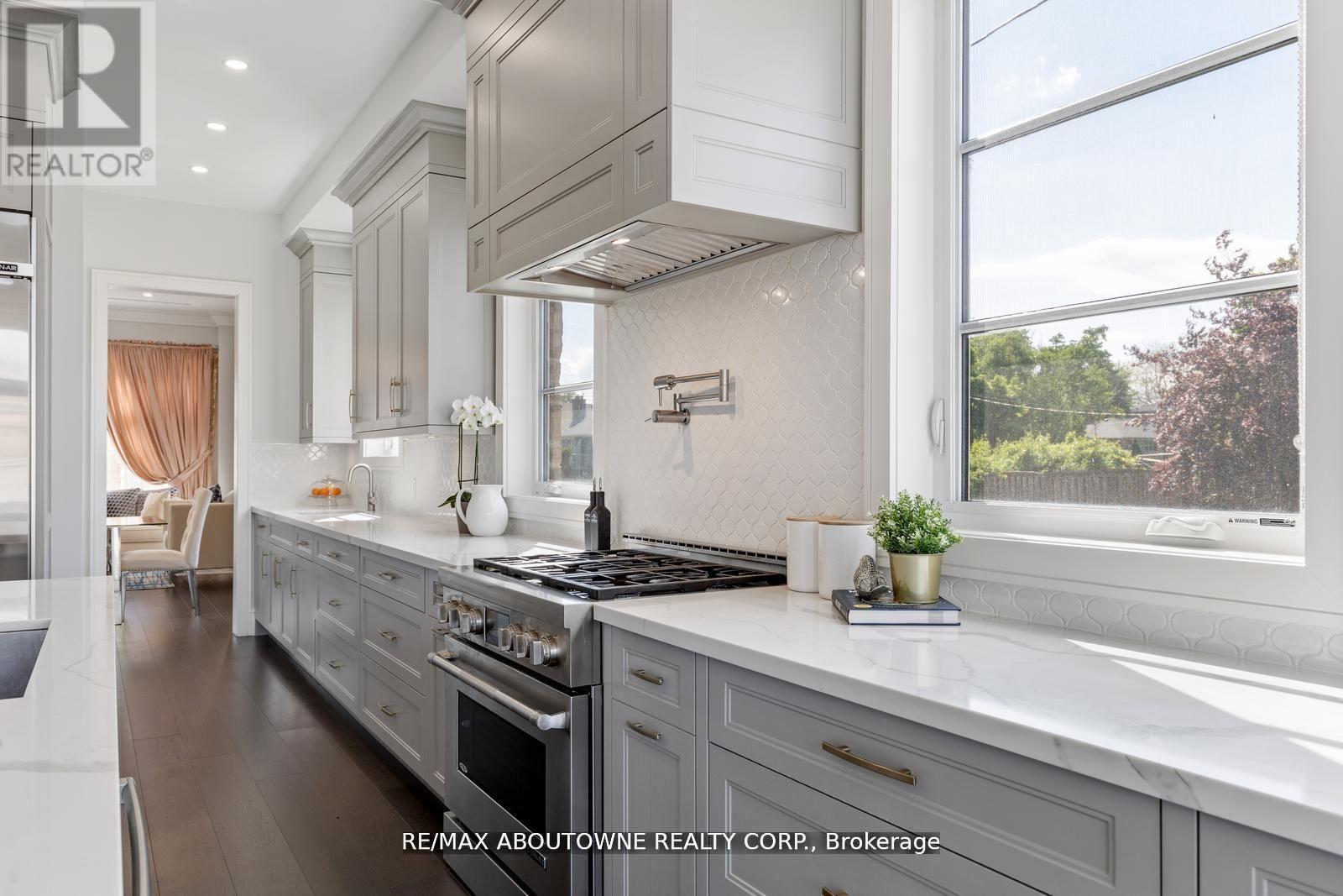 












265 WOODALE AVENUE

,
Oakville (WO West),




Ontario
L6K2N3

