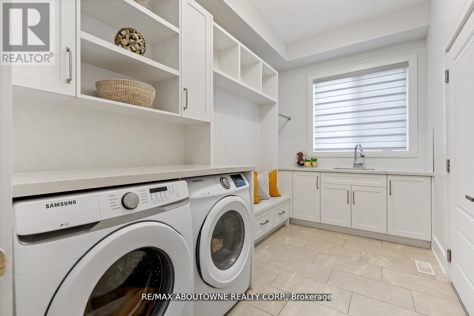 












265 WOODALE AVENUE

,
Oakville (WO West),




Ontario
L6K2N3


