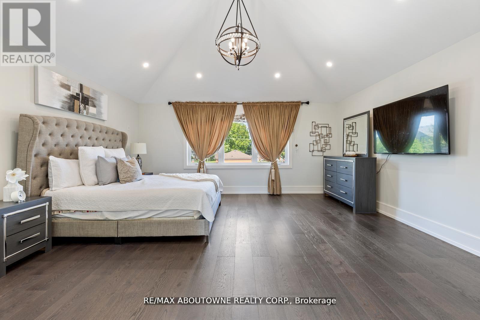 












265 WOODALE AVENUE

,
Oakville (WO West),




Ontario
L6K2N3

