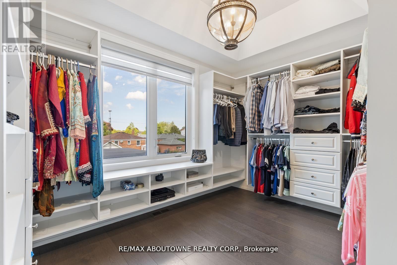 












265 WOODALE AVENUE

,
Oakville (WO West),




Ontario
L6K2N3


