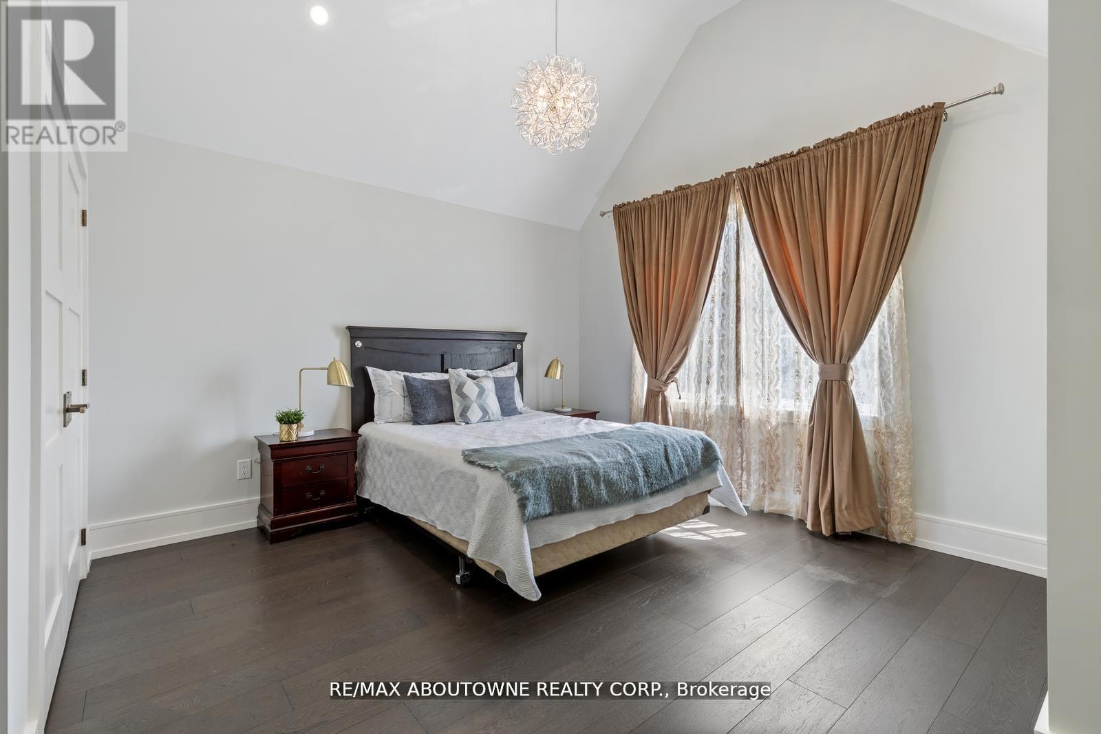 












265 WOODALE AVENUE

,
Oakville (WO West),




Ontario
L6K2N3

