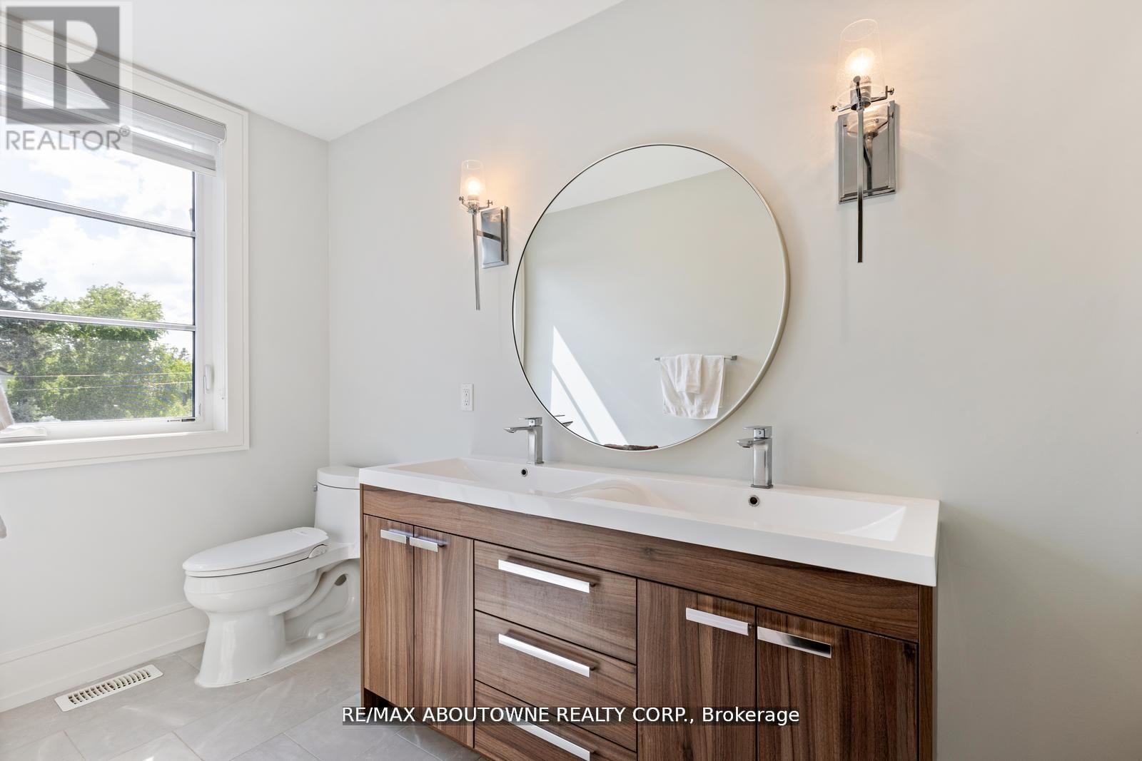 












265 WOODALE AVENUE

,
Oakville (WO West),




Ontario
L6K2N3

