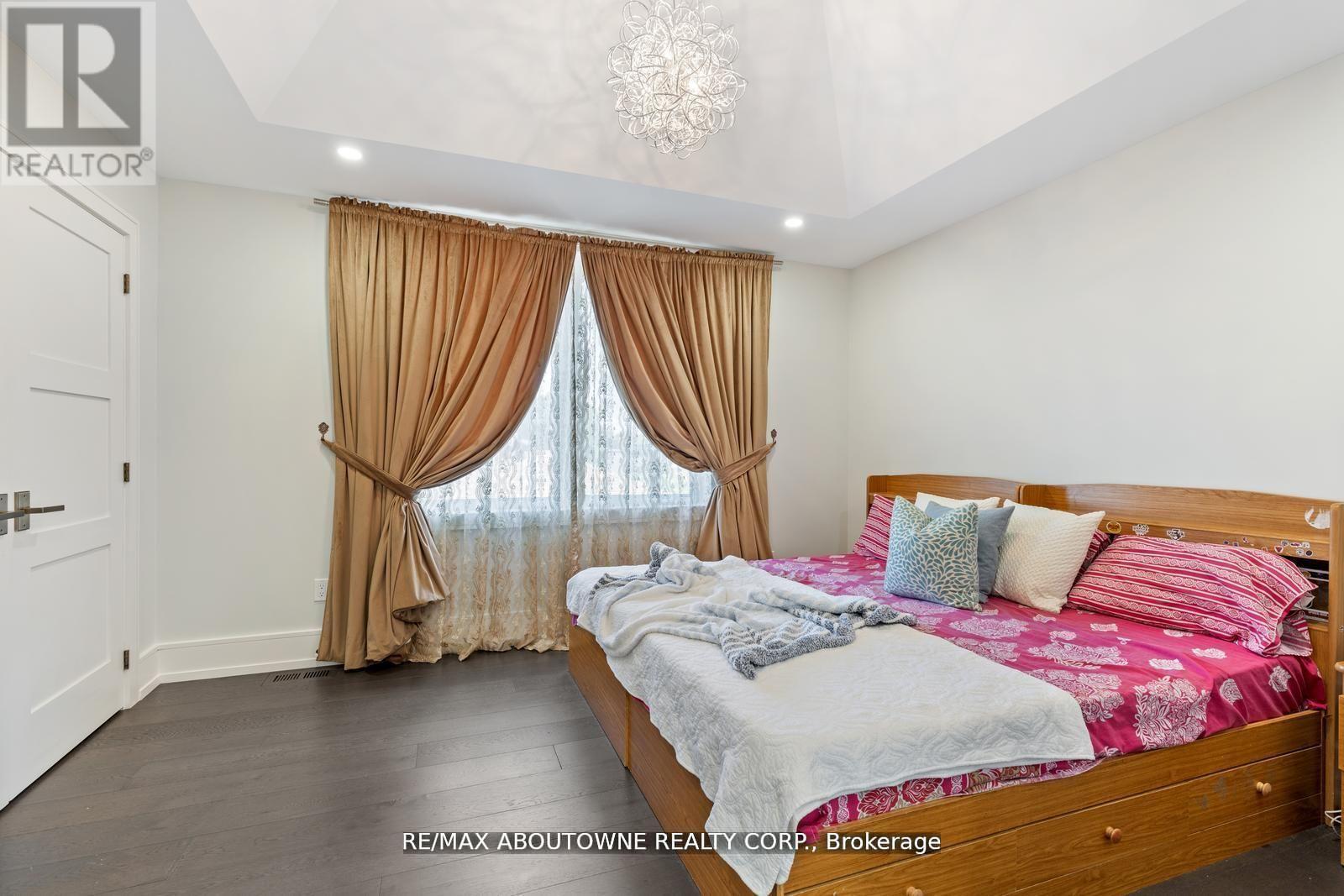 












265 WOODALE AVENUE

,
Oakville (WO West),




Ontario
L6K2N3


