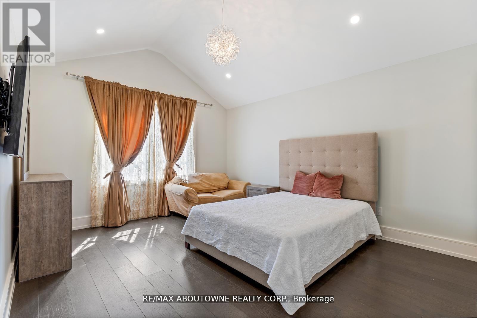 












265 WOODALE AVENUE

,
Oakville (WO West),




Ontario
L6K2N3

