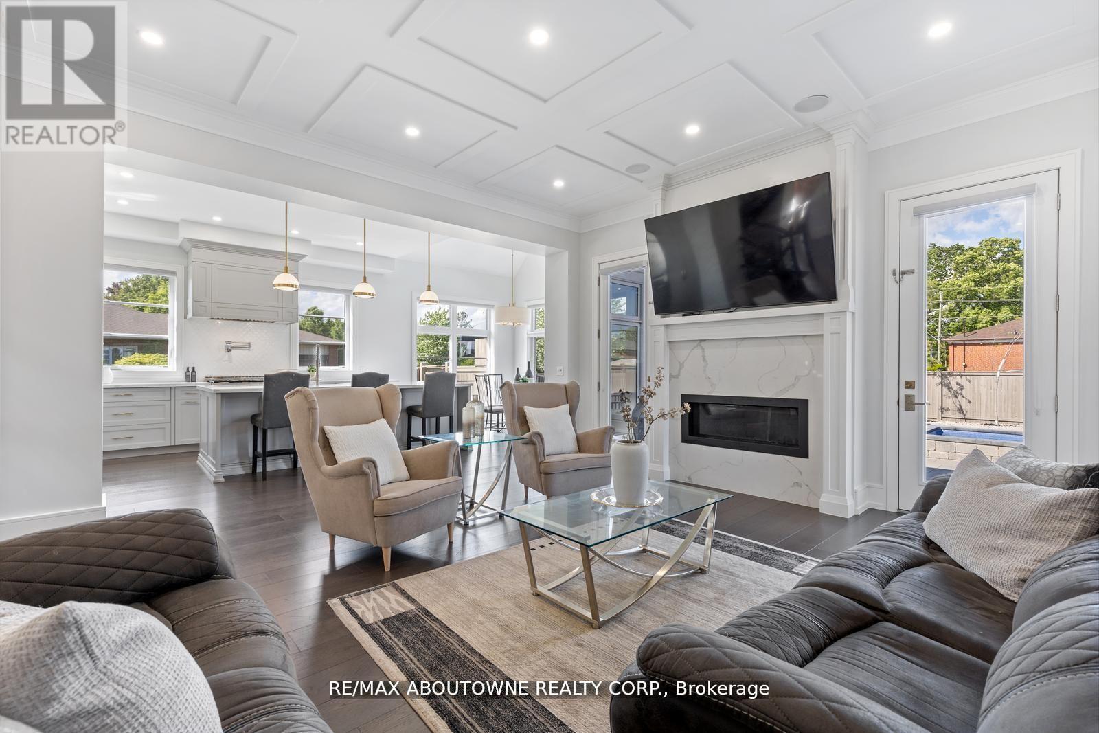 












265 WOODALE AVENUE

,
Oakville (WO West),




Ontario
L6K2N3

