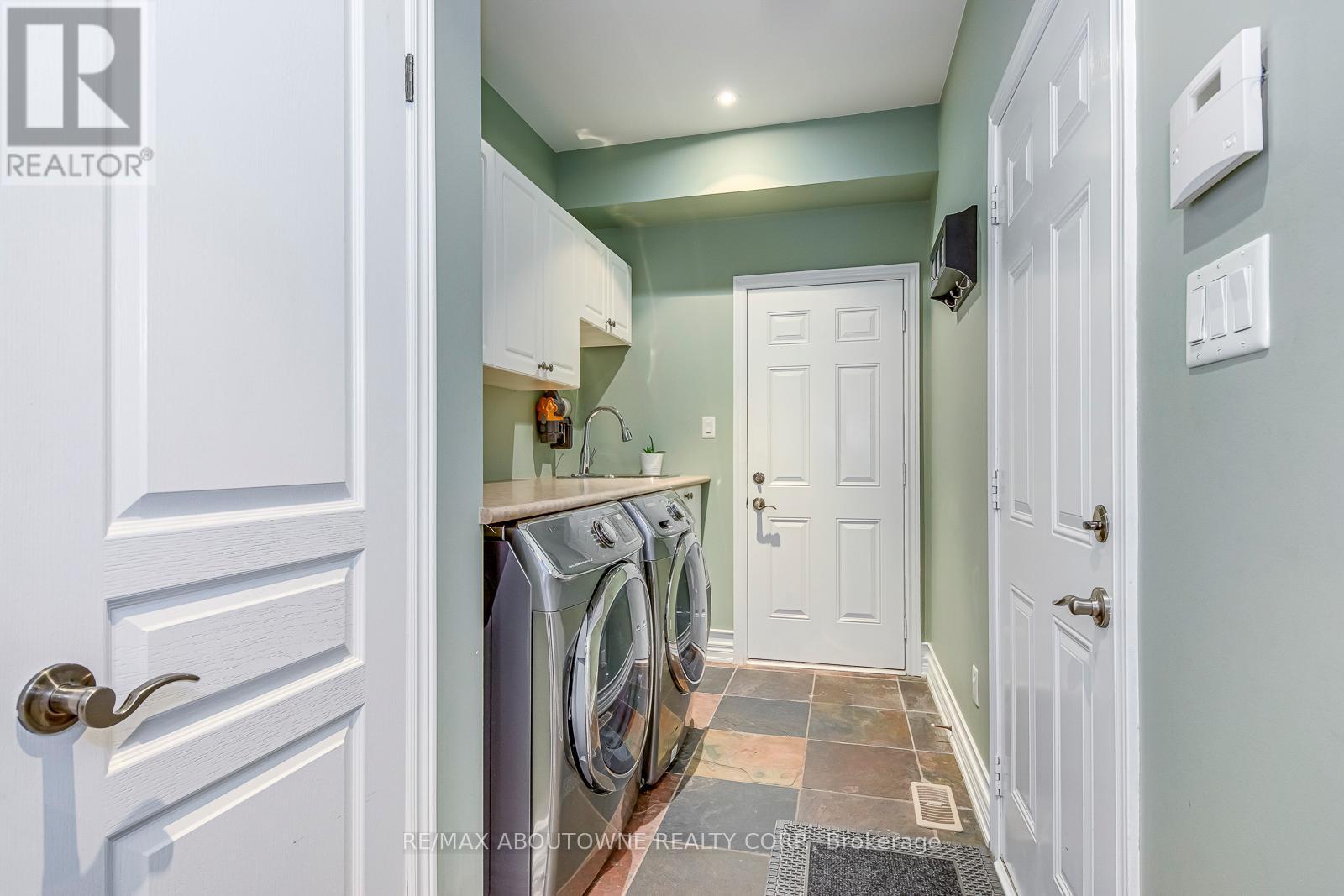 












2353 KWINTER ROAD

,
Oakville (WM Westmount),




Ontario
L6M0H3

