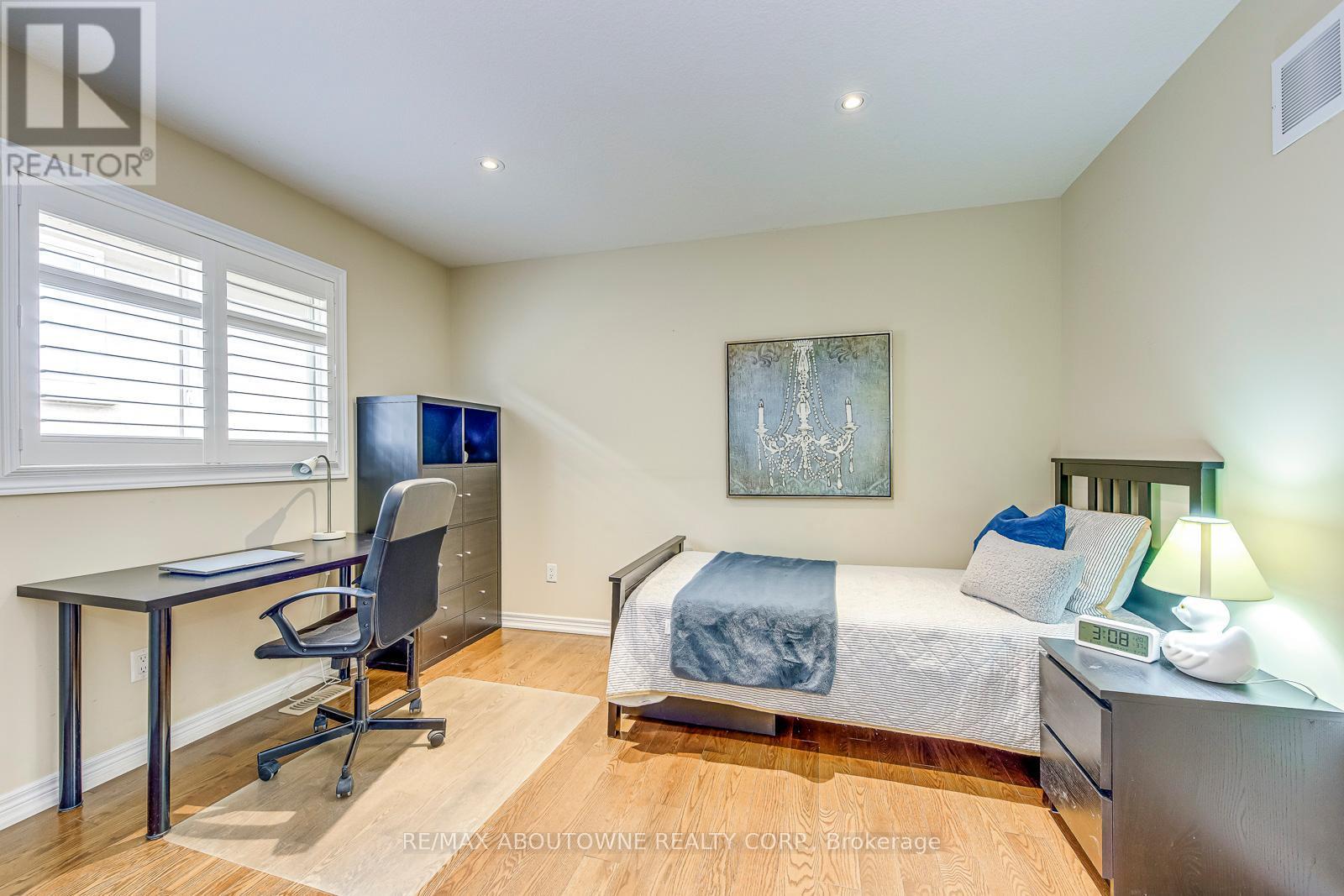 












2353 KWINTER ROAD

,
Oakville (WM Westmount),




Ontario
L6M0H3

