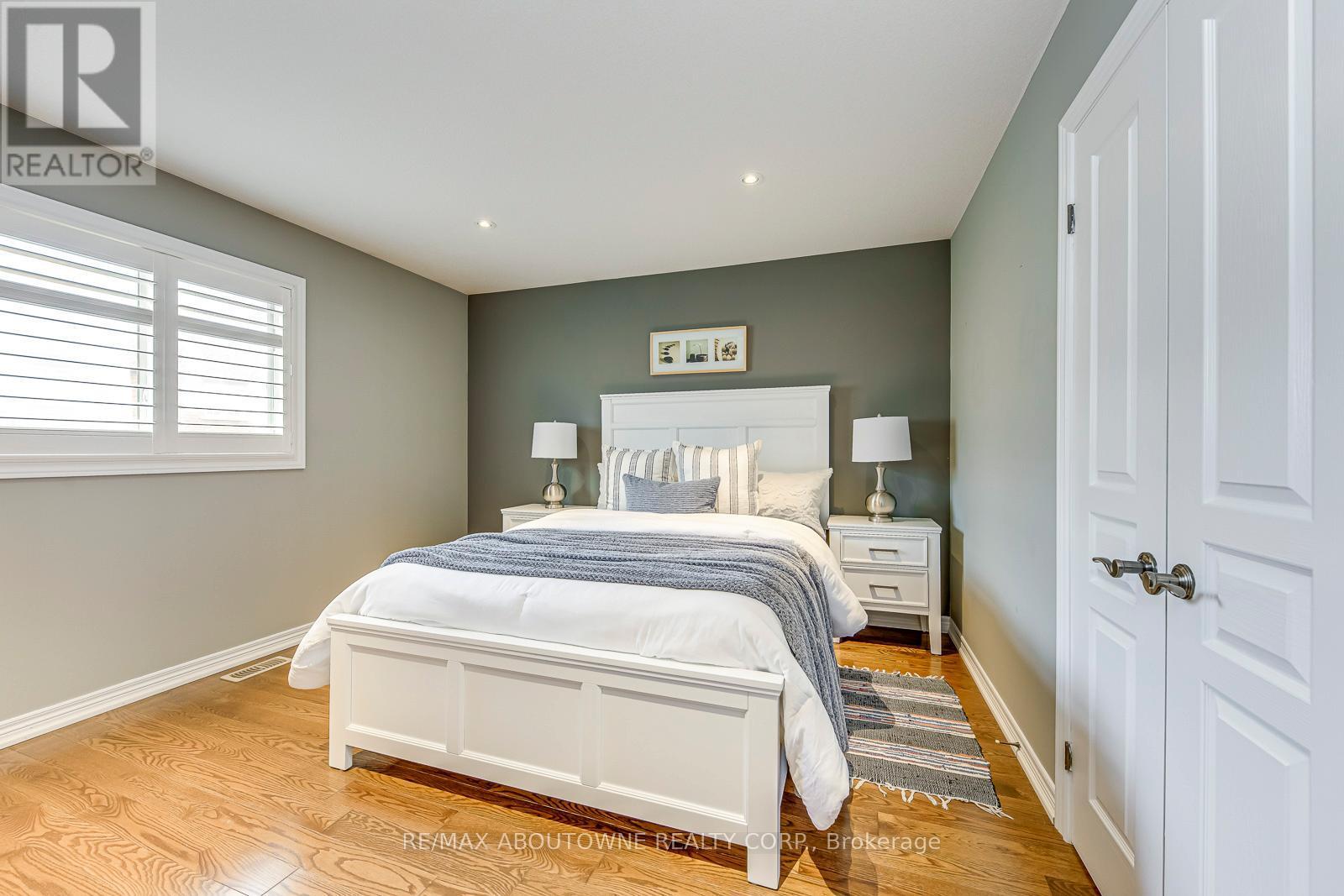 












2353 KWINTER ROAD

,
Oakville (WM Westmount),




Ontario
L6M0H3

