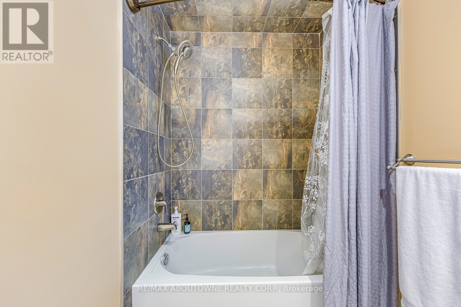 












2353 KWINTER ROAD

,
Oakville (WM Westmount),




Ontario
L6M0H3

