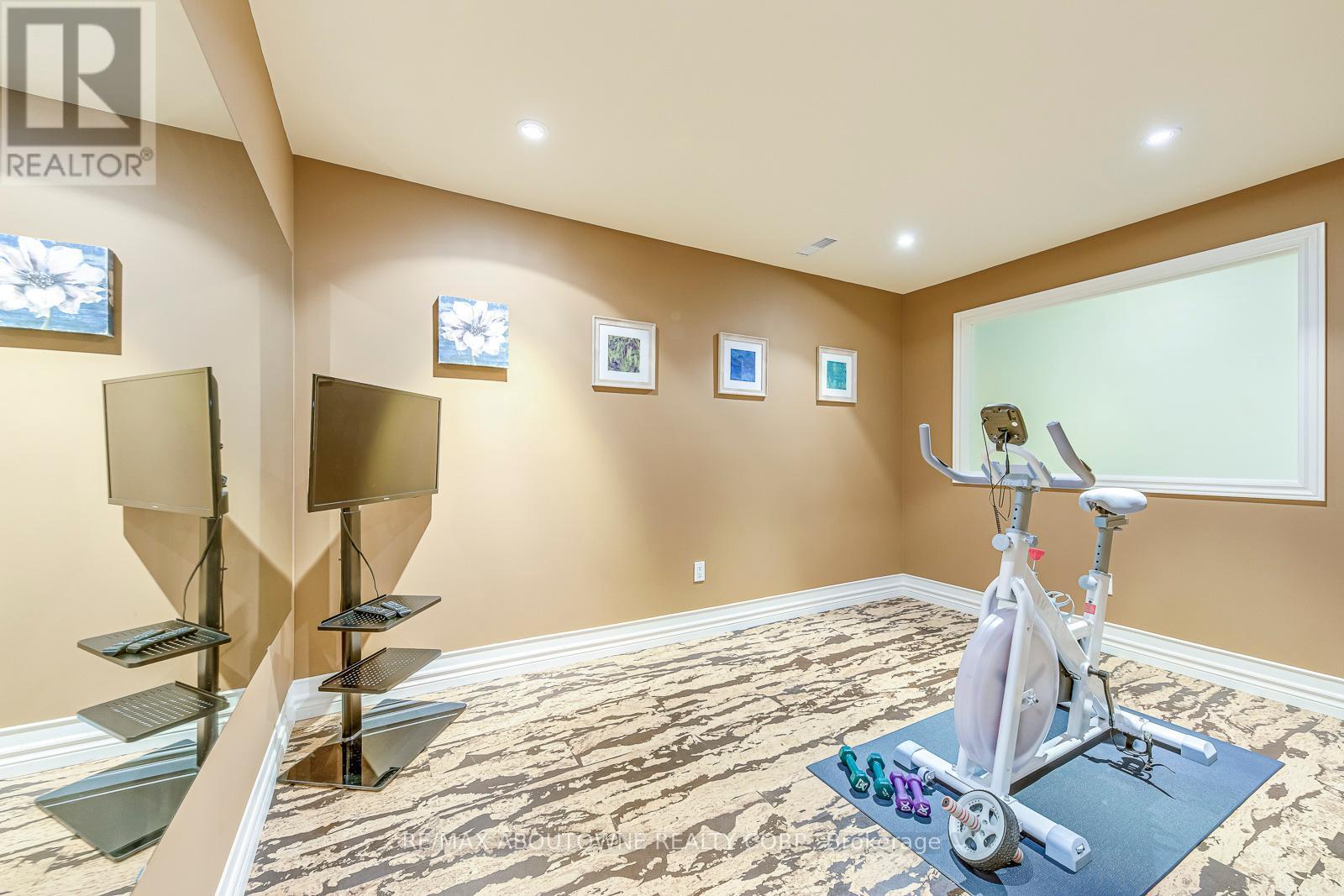 












2353 KWINTER ROAD

,
Oakville (WM Westmount),




Ontario
L6M0H3

