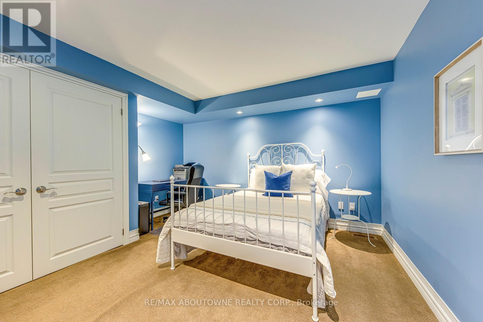 












2353 KWINTER ROAD

,
Oakville (WM Westmount),




Ontario
L6M0H3

