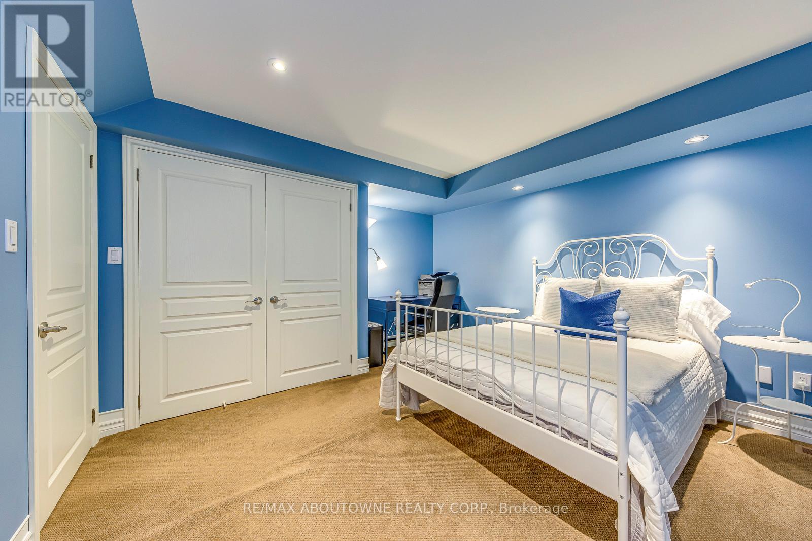 












2353 KWINTER ROAD

,
Oakville (WM Westmount),




Ontario
L6M0H3

