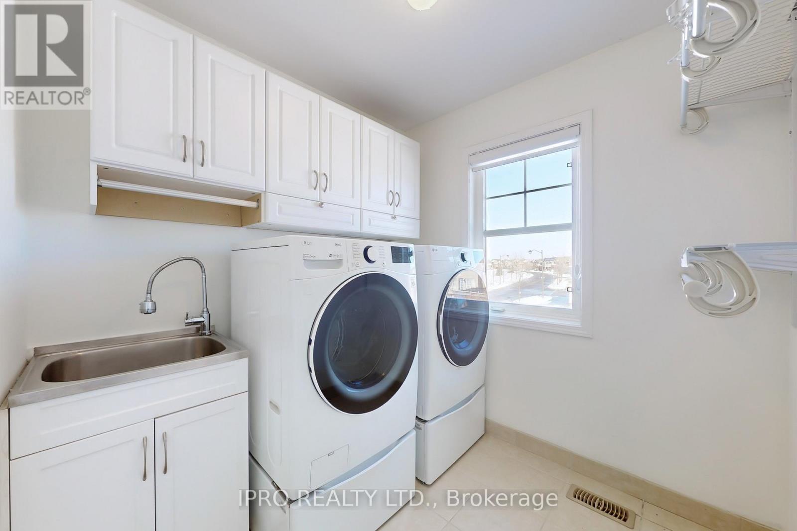 












730 BOLINGBROKE DRIVE

,
Milton (CO Coates),




Ontario
L9T6Z3

