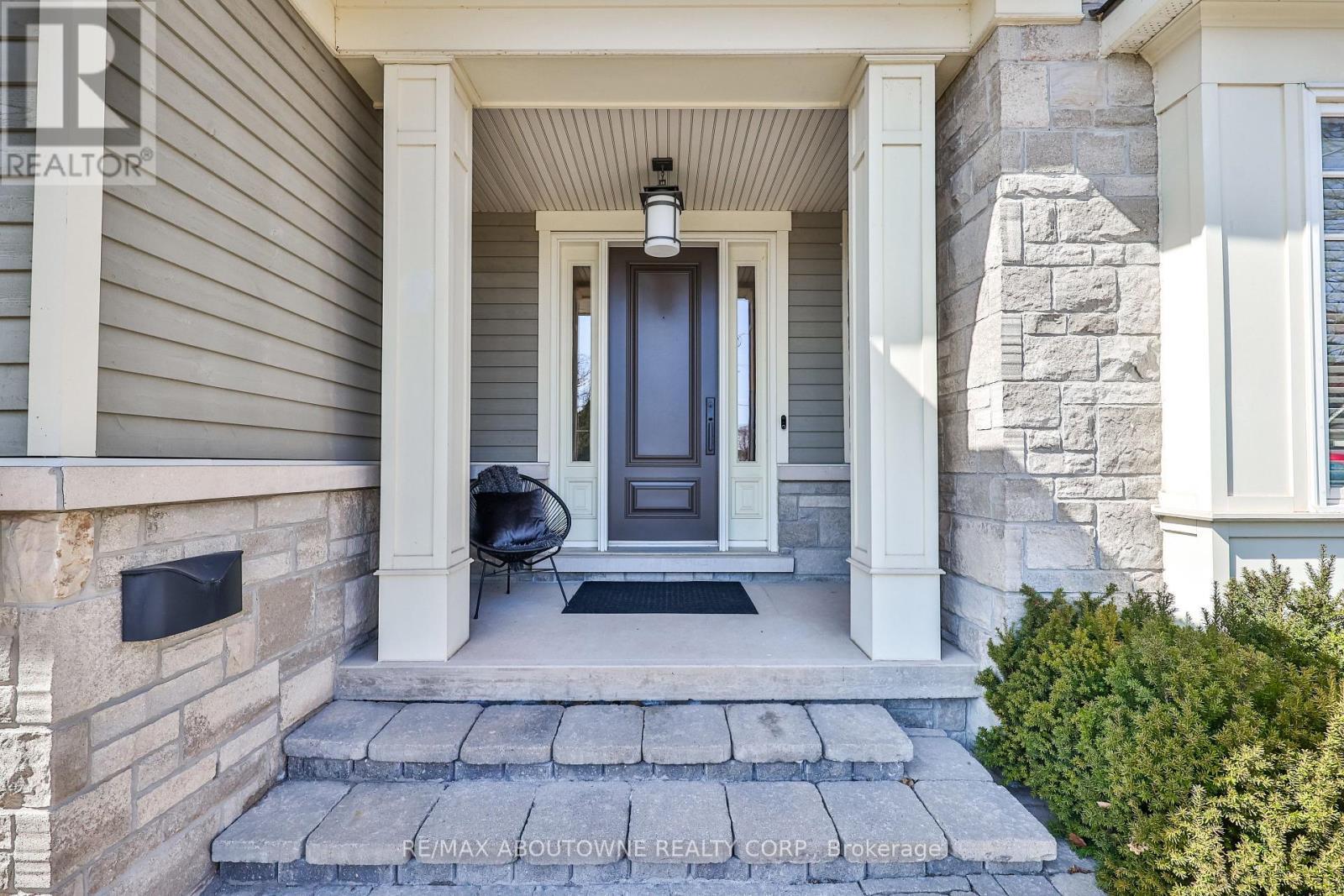 












283 JENNINGS CRESCENT

,
Oakville (BR Bronte),




Ontario
L6L1W3

