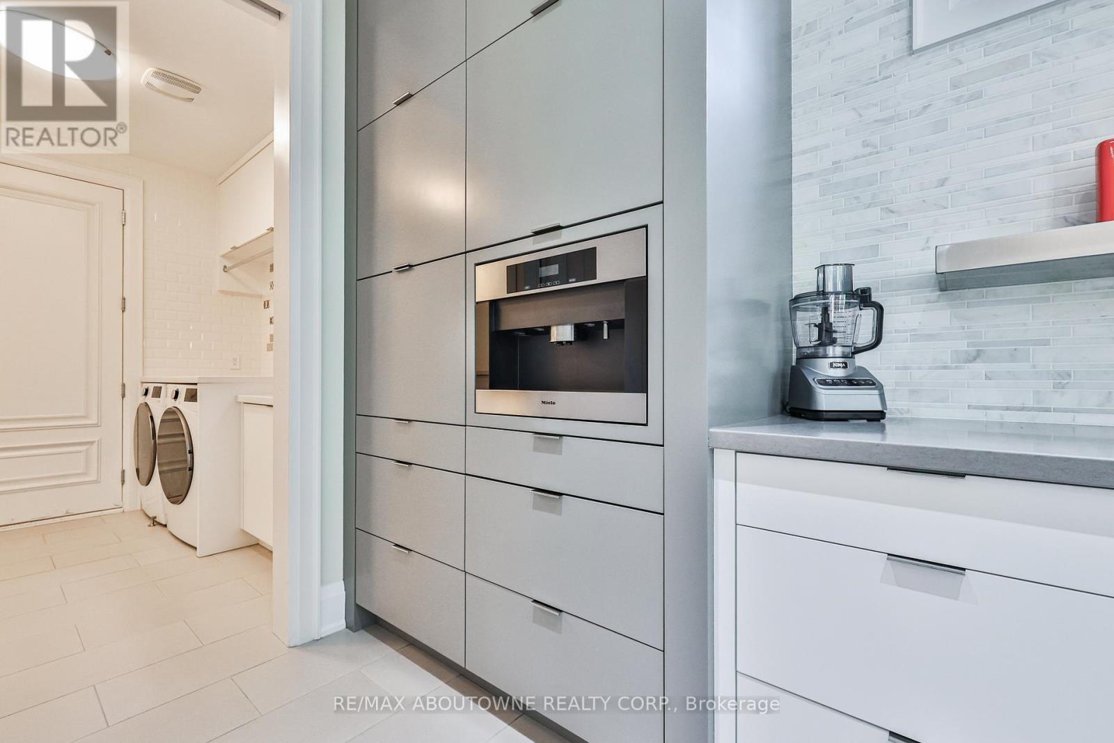 












283 JENNINGS CRESCENT

,
Oakville (BR Bronte),




Ontario
L6L1W3

