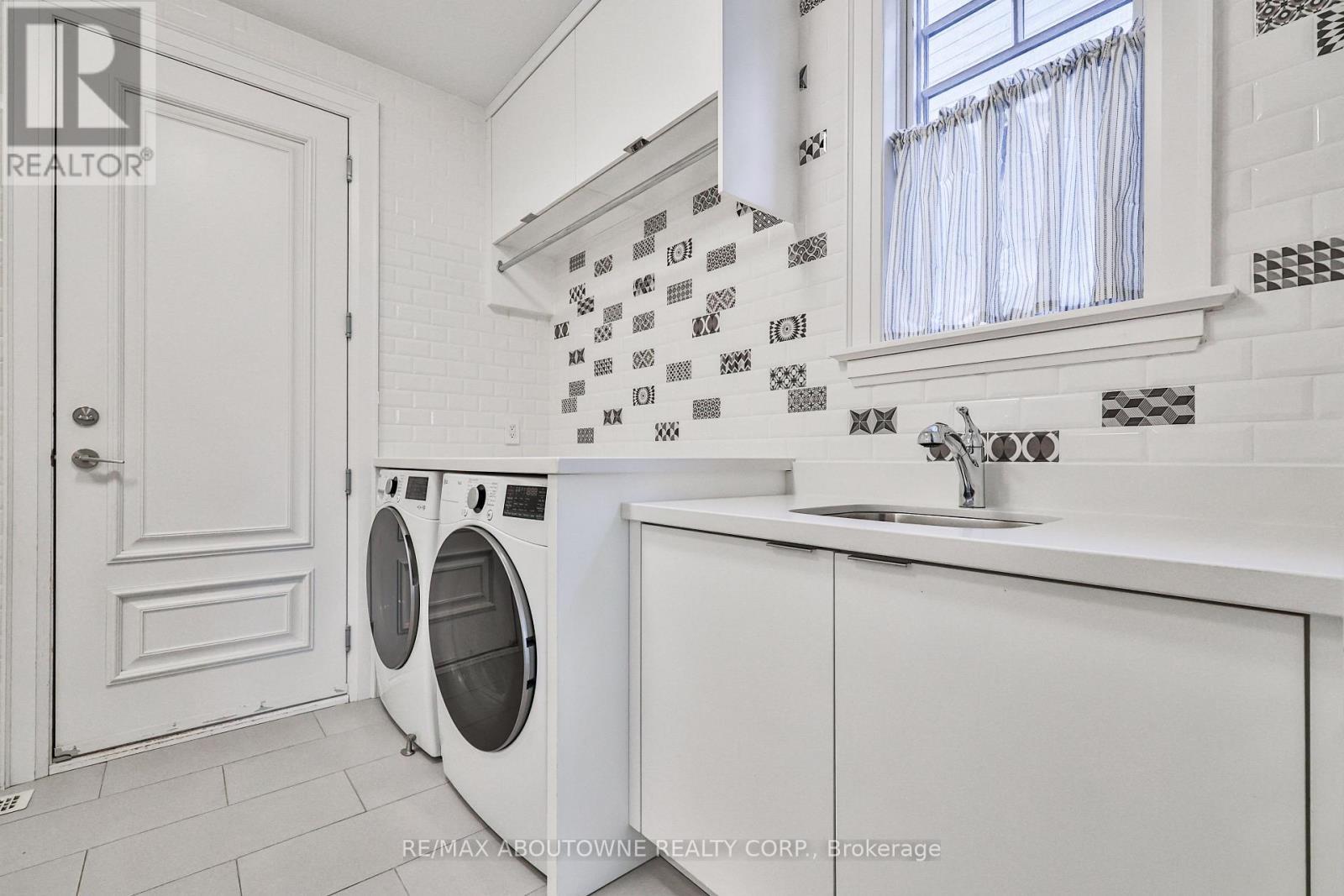 












283 JENNINGS CRESCENT

,
Oakville (BR Bronte),




Ontario
L6L1W3

