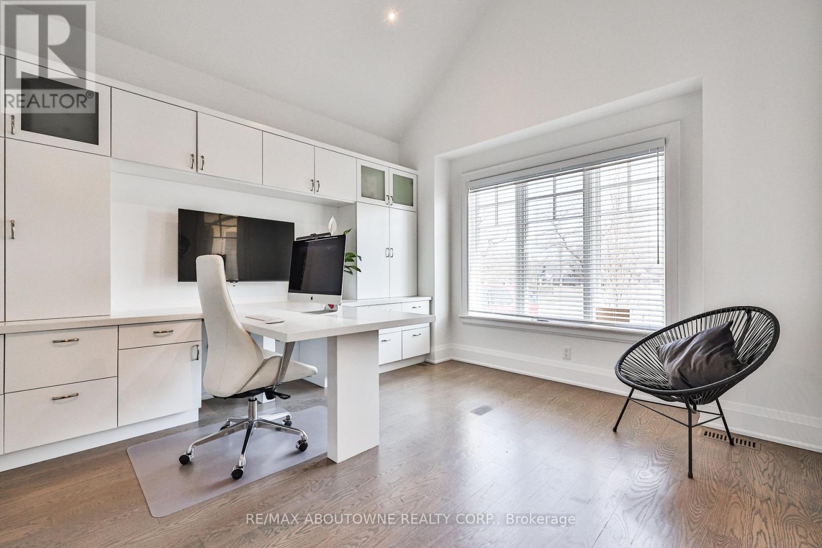 












283 JENNINGS CRESCENT

,
Oakville (BR Bronte),




Ontario
L6L1W3


