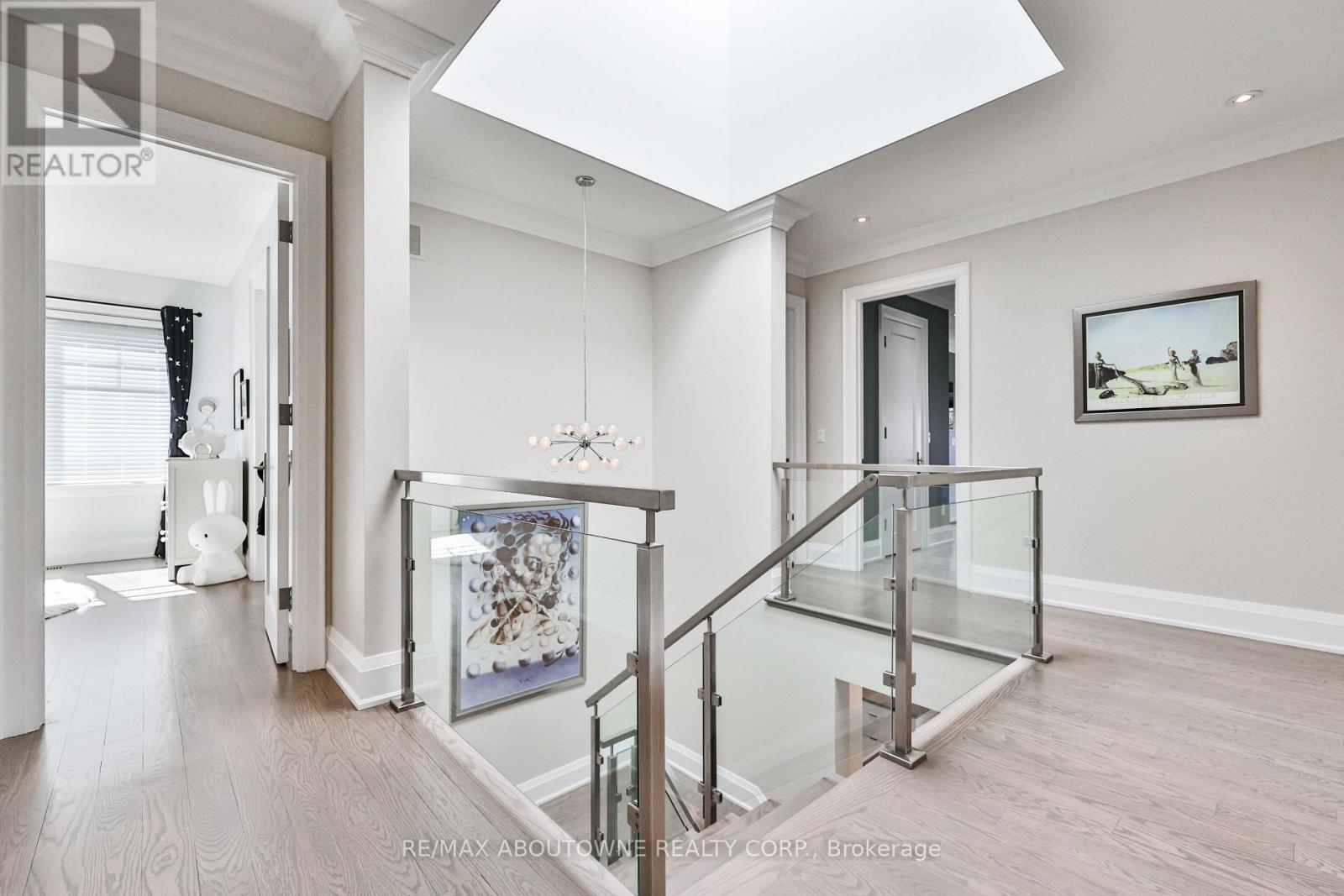 












283 JENNINGS CRESCENT

,
Oakville (BR Bronte),




Ontario
L6L1W3

