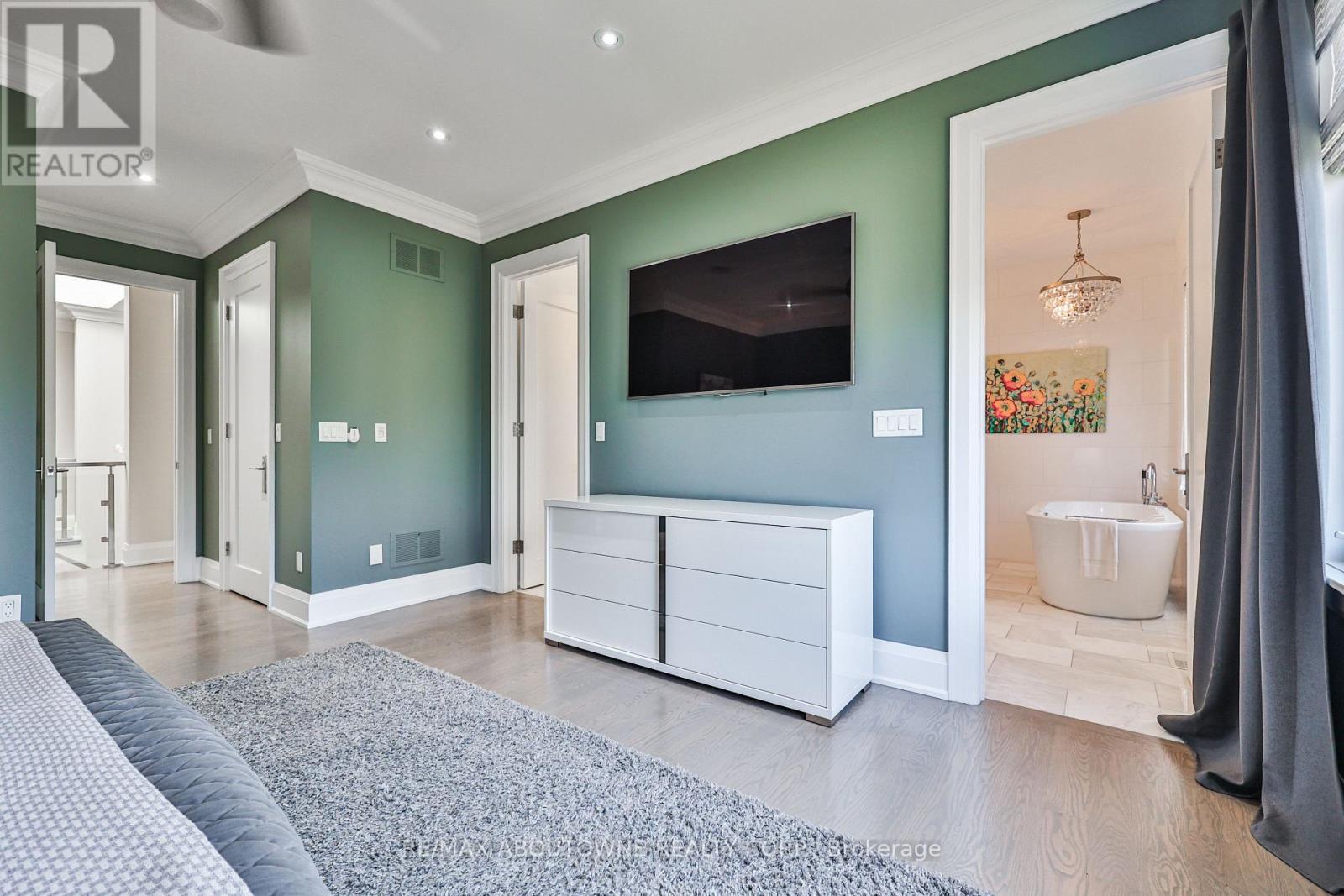 












283 JENNINGS CRESCENT

,
Oakville (BR Bronte),




Ontario
L6L1W3

