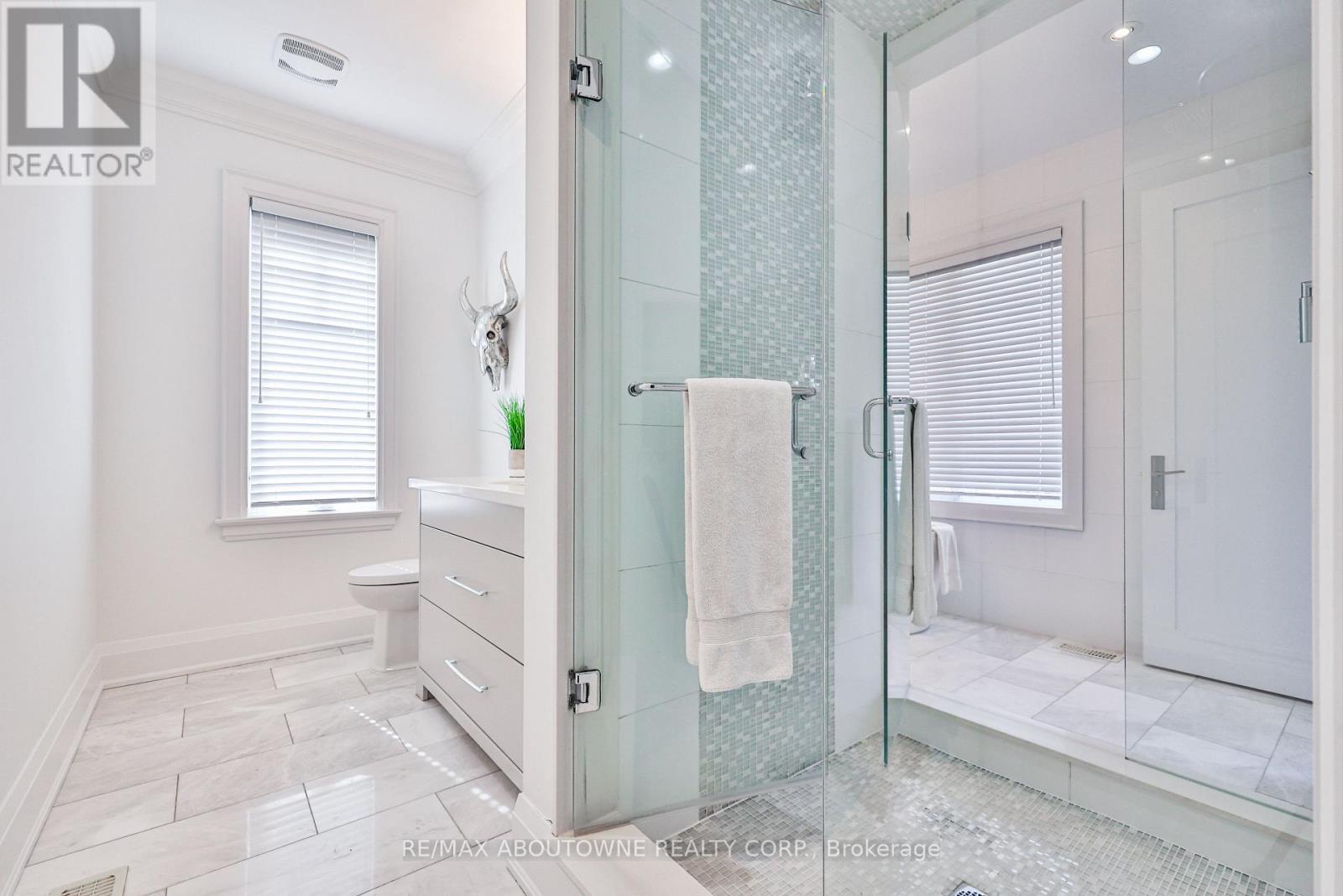 












283 JENNINGS CRESCENT

,
Oakville (BR Bronte),




Ontario
L6L1W3

