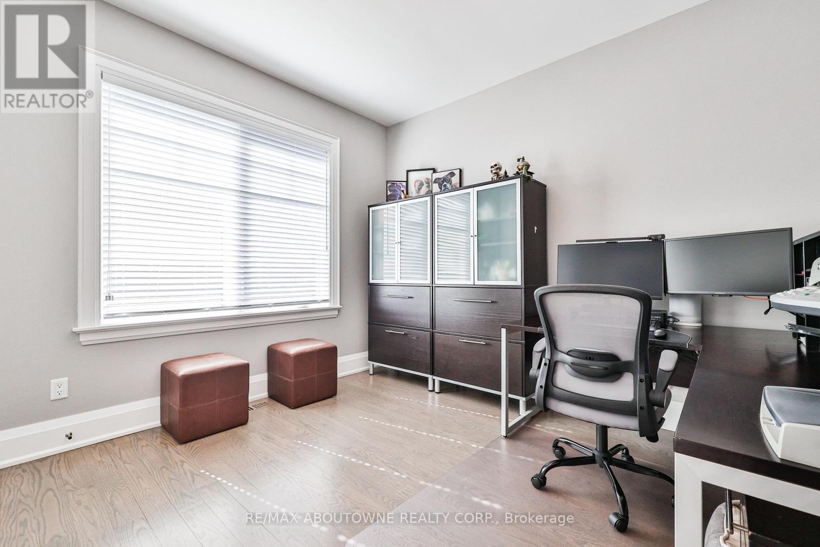 












283 JENNINGS CRESCENT

,
Oakville (BR Bronte),




Ontario
L6L1W3

