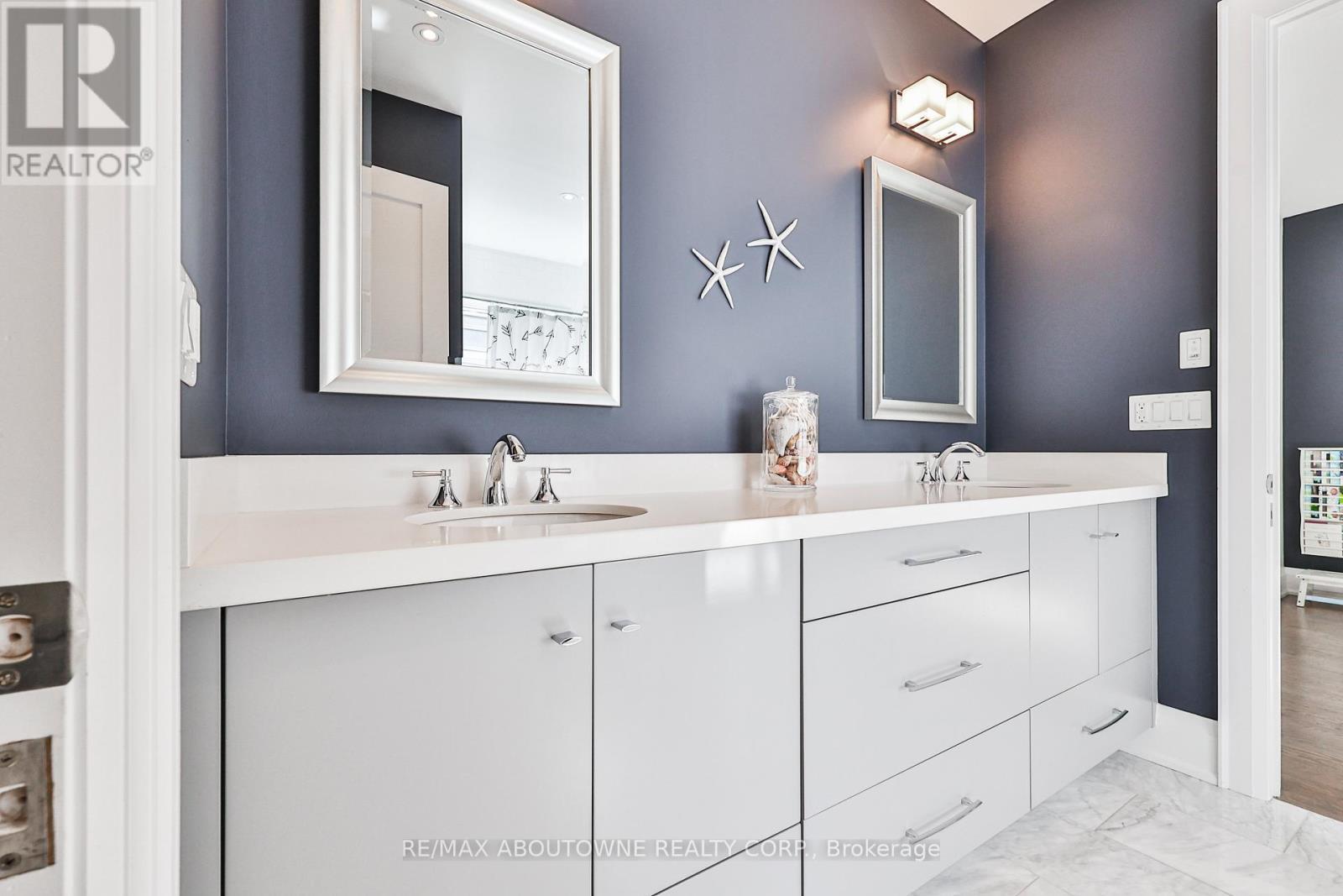 












283 JENNINGS CRESCENT

,
Oakville (BR Bronte),




Ontario
L6L1W3


