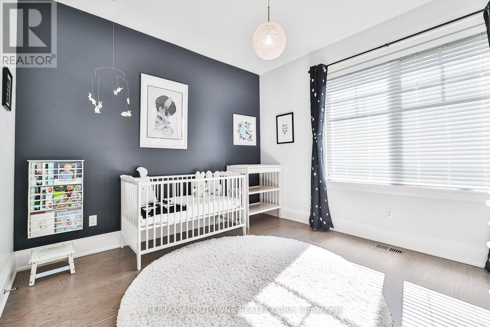 












283 JENNINGS CRESCENT

,
Oakville (BR Bronte),




Ontario
L6L1W3

